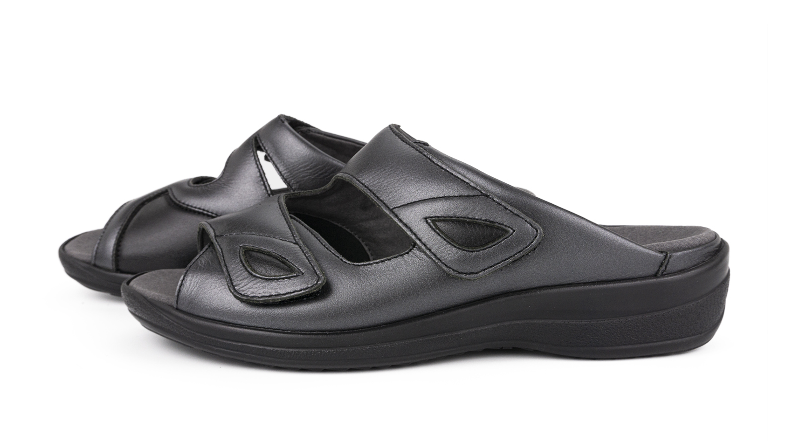 Das Bild zeigt den schwarzen HEDI Schuh aus Perlato und StretchNappa, elegant positioniert auf einem neutralen Hintergrund.