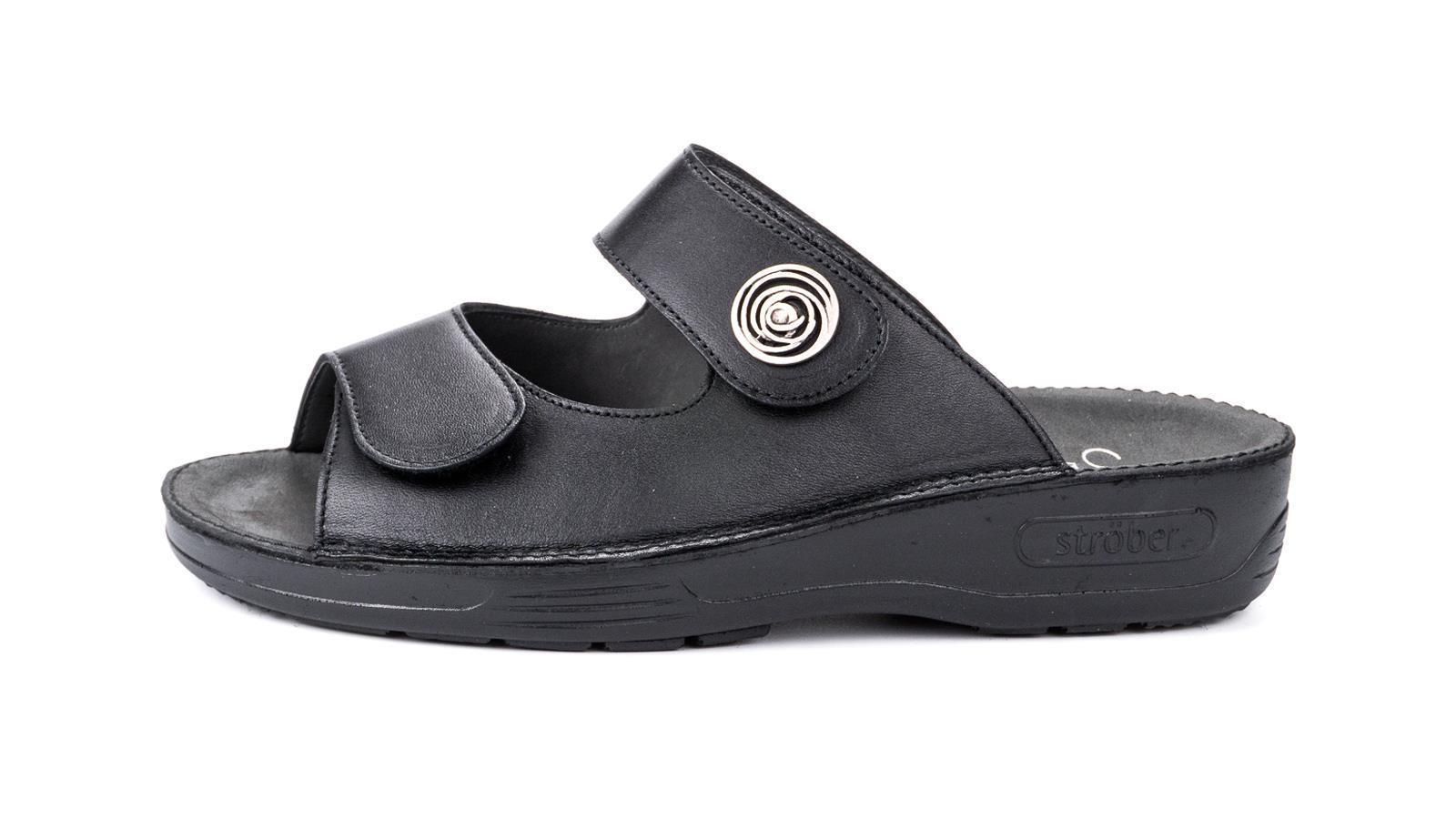 Schwarze Nappa-Schuhe ANNA stehen auf einem hellen Hintergrund, seitlich betrachtet, mit eleganten Linien und zeitlosem Design.