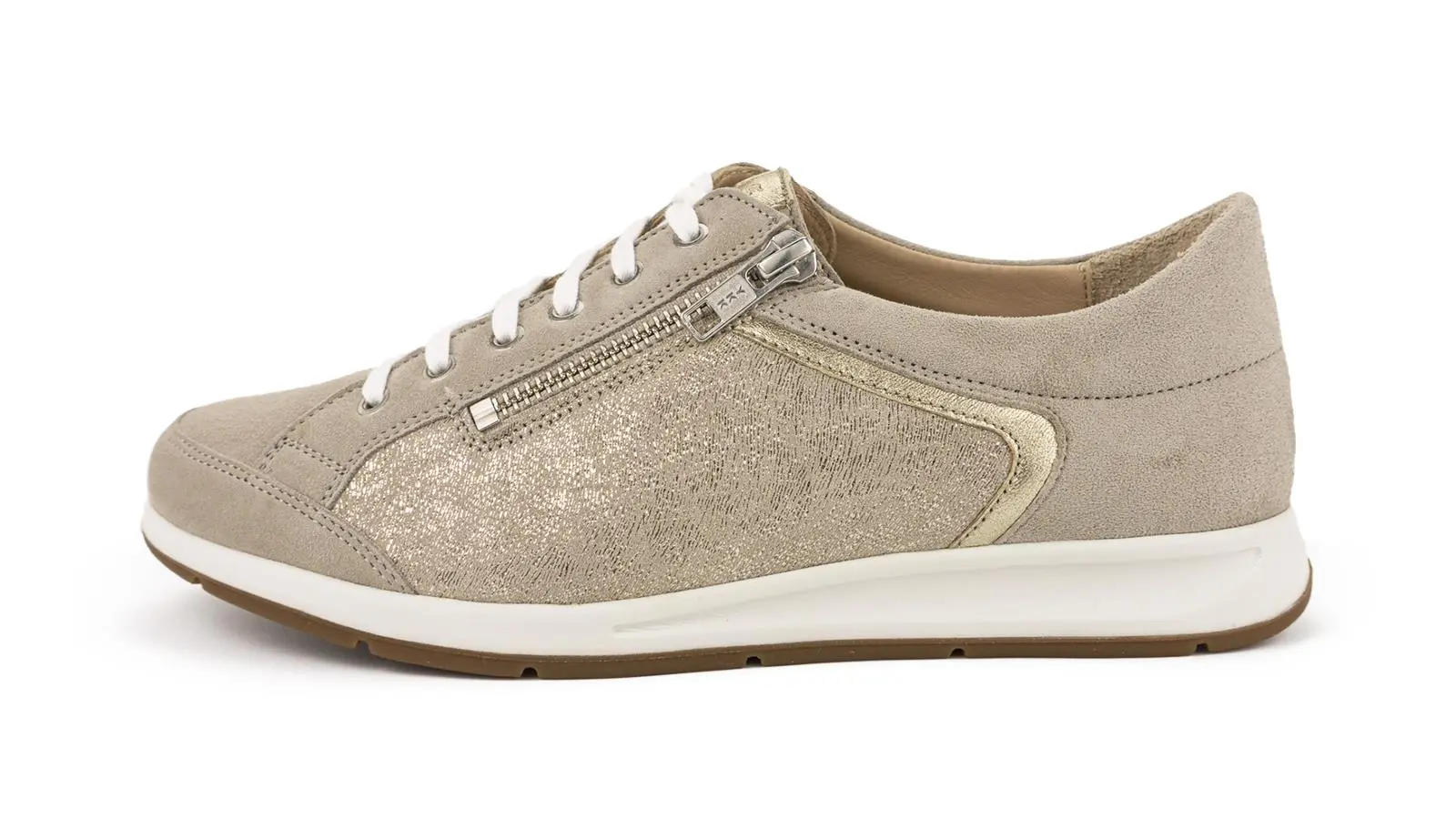 ELISA Schuh aus LammVelour in Sandfarbe, seitlich auf einem hellen Untergrund präsentiert, mit feiner Verarbeitung und bequemer Passform.