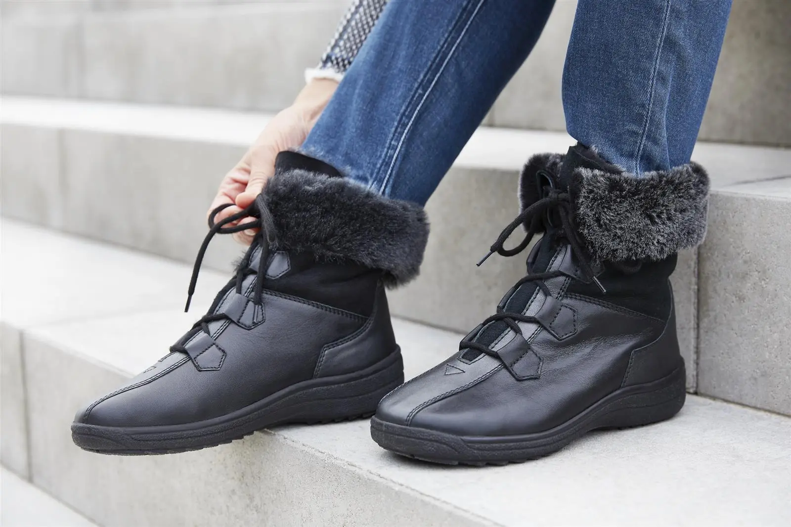 SIA, Nappa DoubleFace in Schwarz, seitlich auf einem weißen Hintergrund präsentiert, zeigt die elegante und hochwertige Verarbeitung des Schuhs.