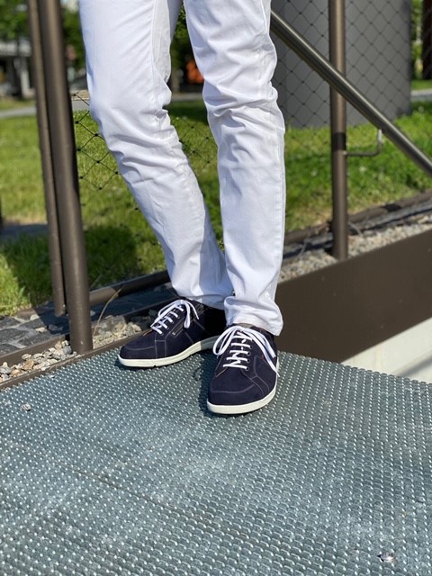 Der Schuh PASCAL aus marine-grey Nubuk mit heller Sohle ist stilvoll und bequem, auf einem weißen Hintergrund präsentiert.