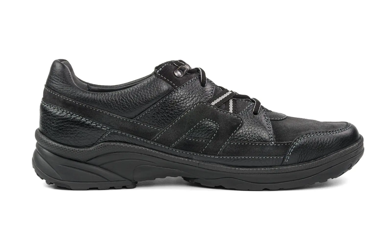 Schwarze SAMSON Velours Schuhe in der Mitte des Bildes, elegant und bequem, ideal für stilbewusste Träger.