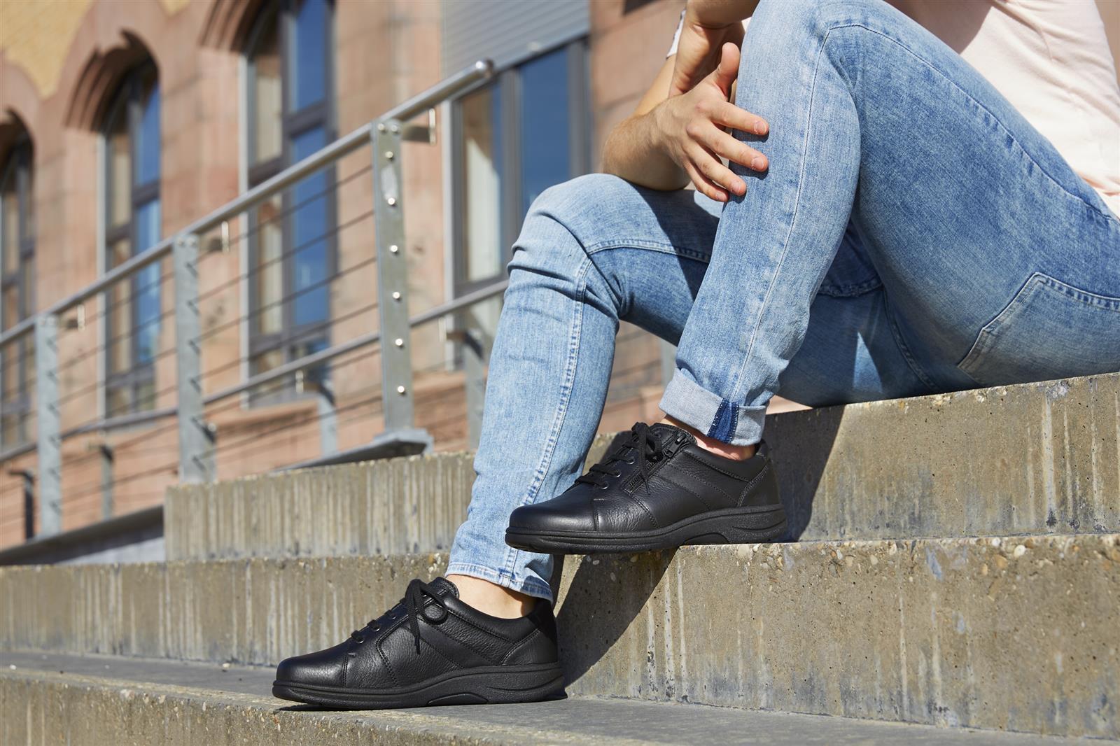 Der Schuh MERLIN aus Hirsch-SportNappa in schwarz mit Weite K/M, seitliche Ansicht auf einem neutralen Untergrund.