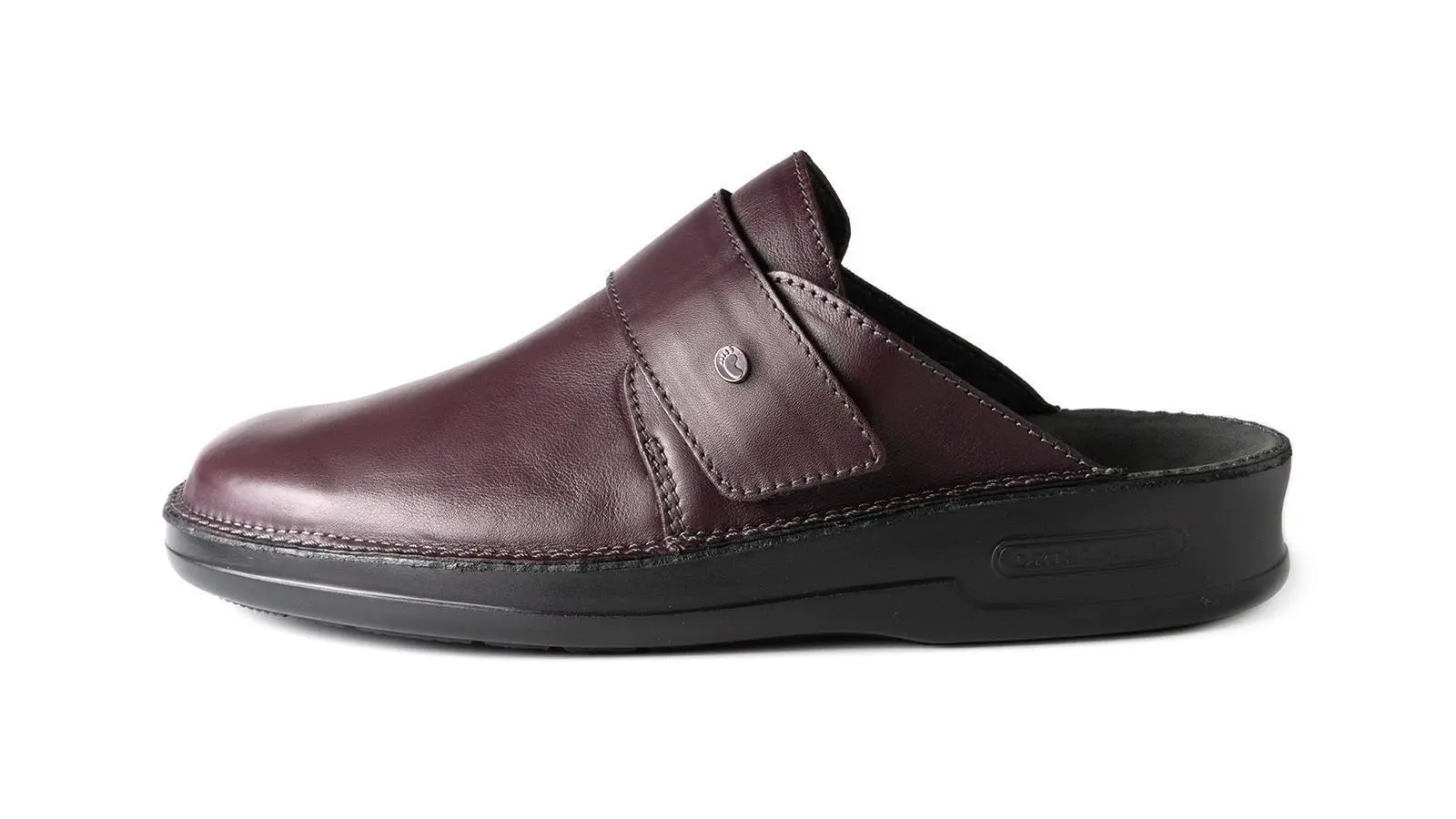 Der Schuh ANTON aus Nappa in bordeauxfarbe steht auf einem neutralen Hintergrund und zeigt seine elegante Form und edle Verarbeitung.