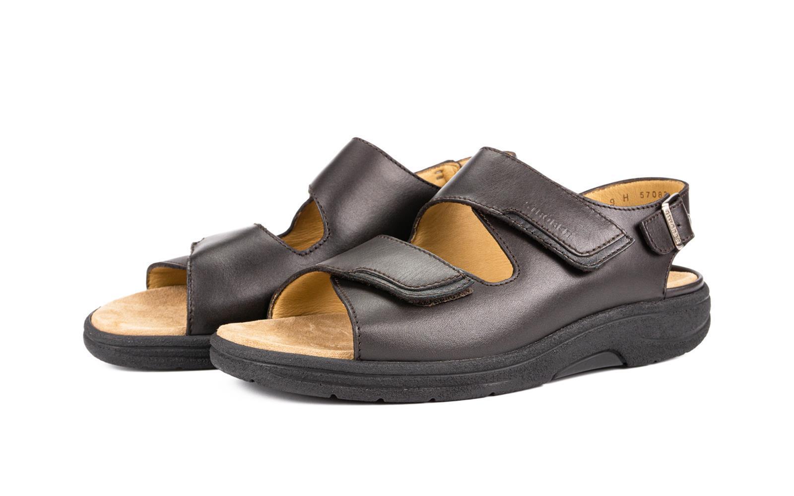 Der Schuh MICHAEL aus SportNappa in Espresso liegt elegant auf einem hellen Untergrund und zeigt seine geschmackvolle Verarbeitung.