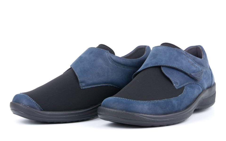 Der Schuh MURIEL Nubuk+Neopren in midnight steht auf einem hellen Untergrund, die Kombination aus Nubuk und Neopren verleiht ihm modernen Chic.