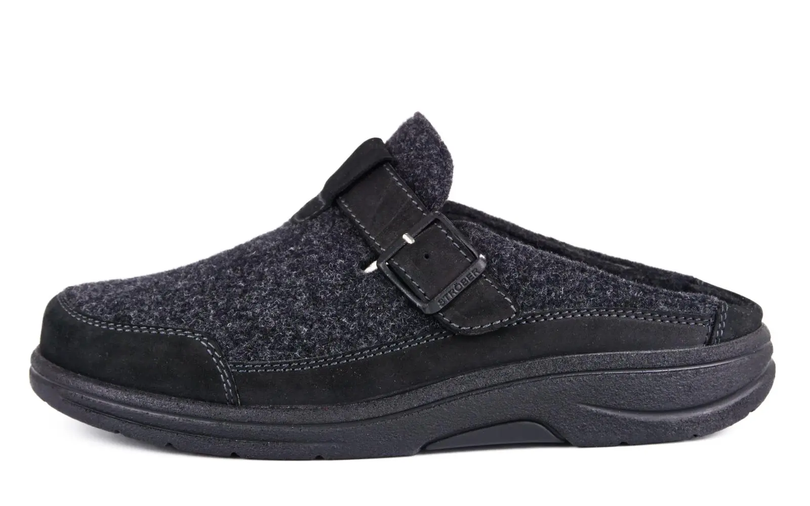 Der MARIK Filz FettNubuk Schuh in Anthrazit steht frontal auf einem hellen Untergrund, mit einer Kombination aus Filz und Nubukleder.