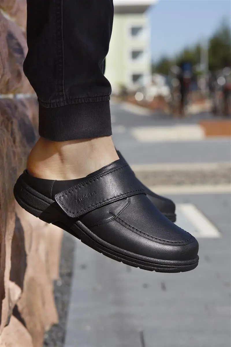 Der schwarze MOSES SportNappa Schuh in Weite H/J ist frontal abgebildet, mit fokus auf die Details und die Art der Schnürung.