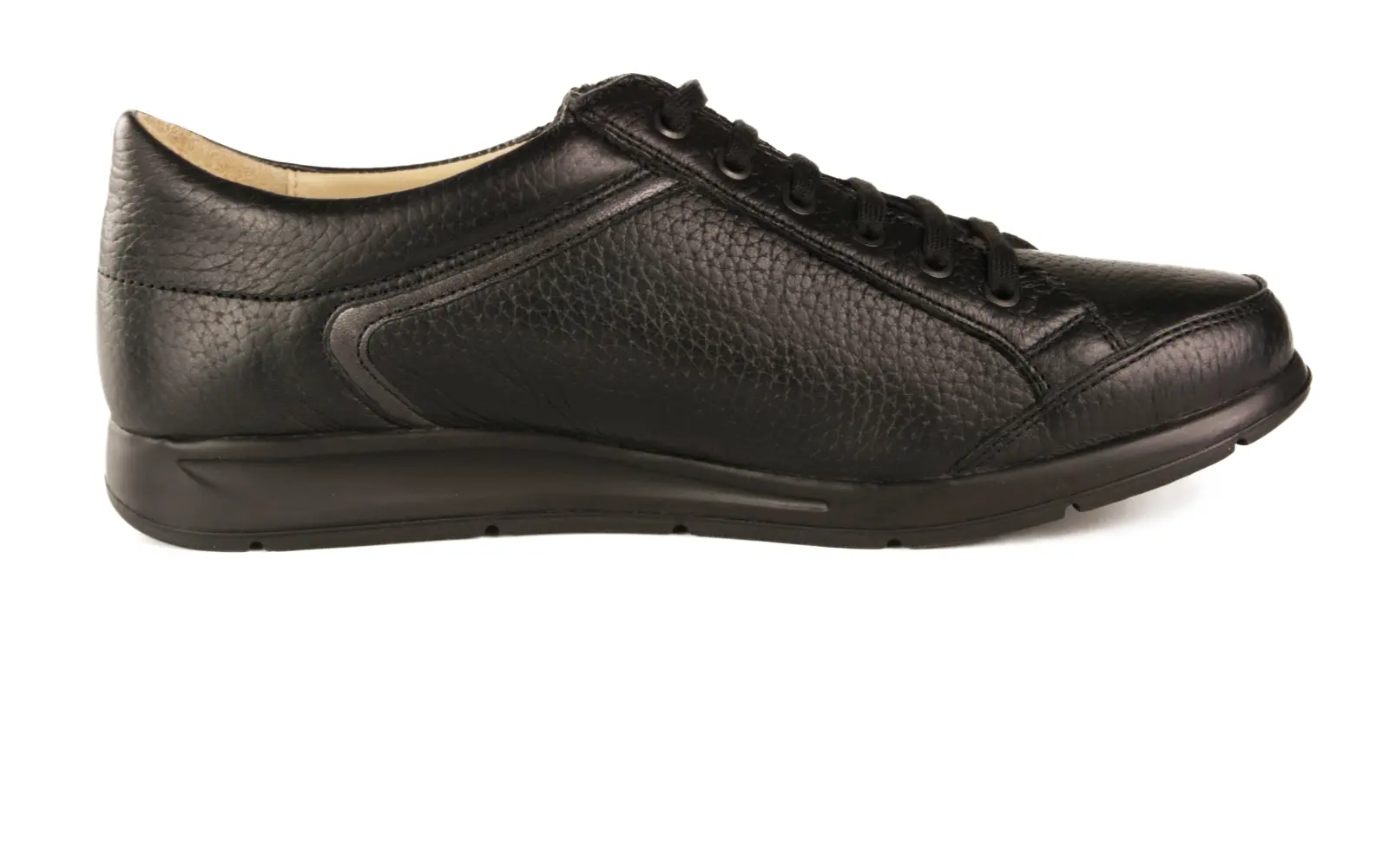 Schwarze ELISA Hirsch + LammPerlato Schuhe stehen auf einem hellen Untergrund, elegant und stilvoll präsentiert.