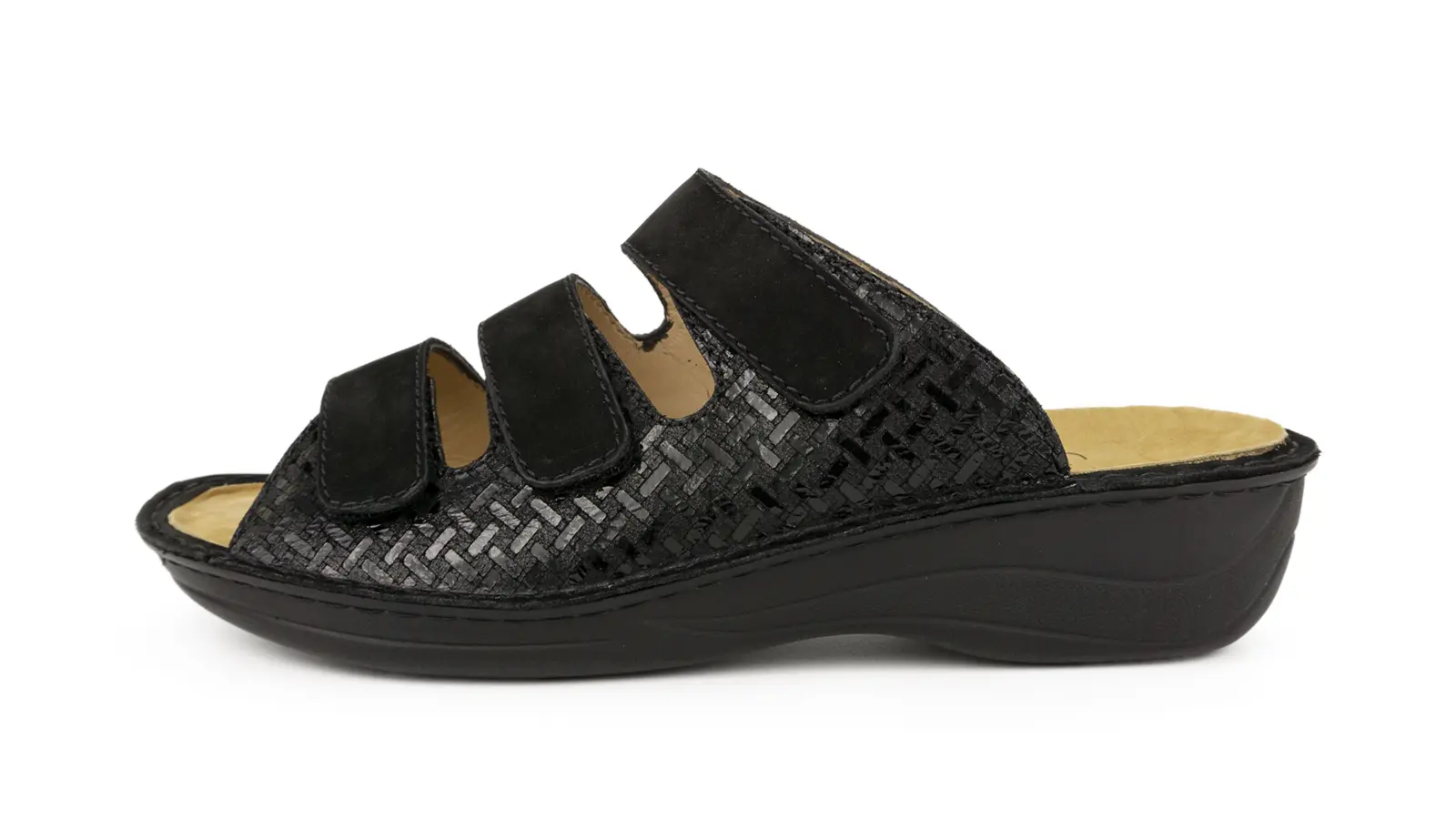 Schwarzer IRIS Schuh aus NubukVelour mit Anti-Rutsch-Pads, seitlich auf einem hellen Untergrund positioniert.