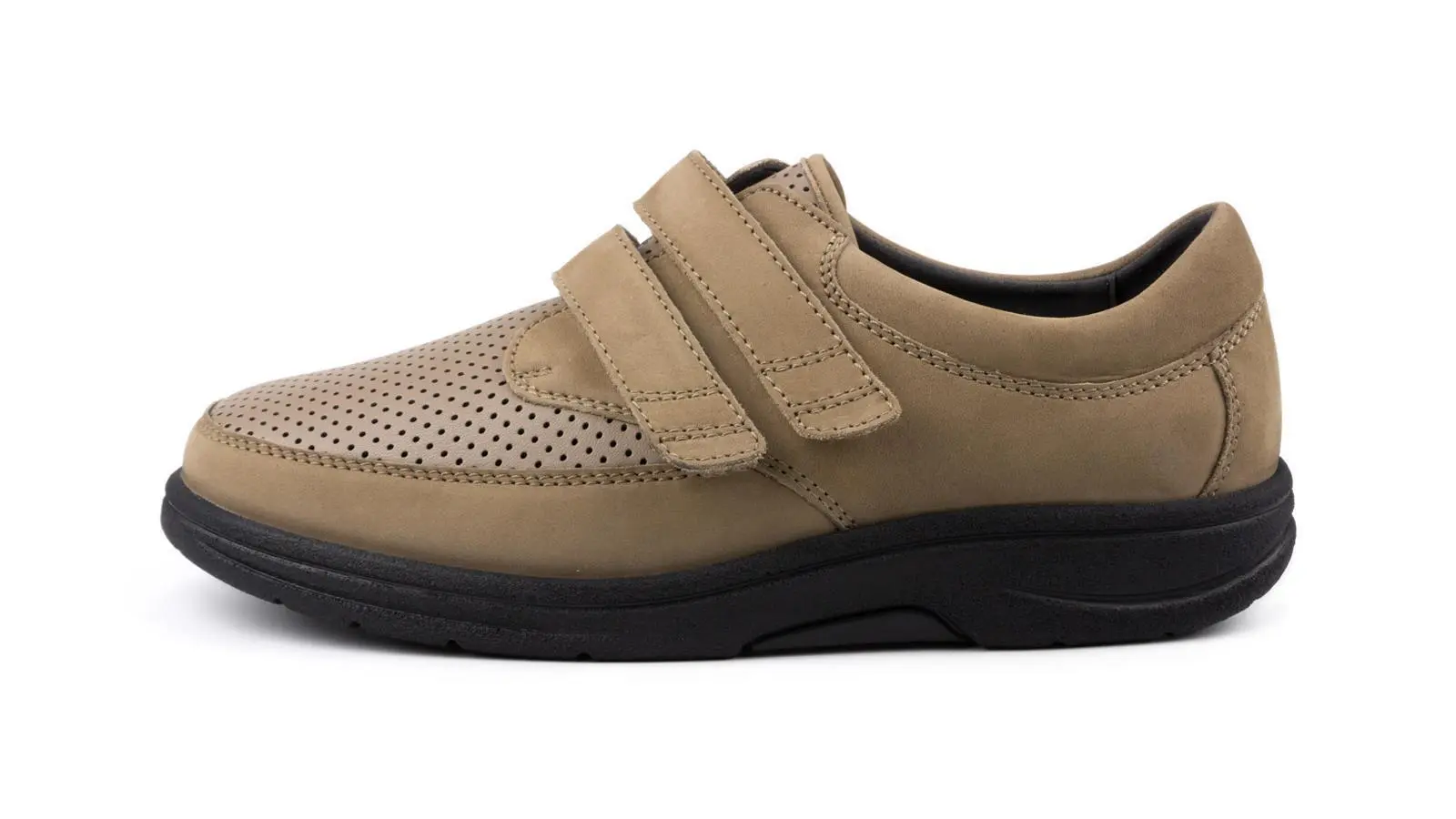 Der Schuh MARCELLO aus Nubuk-StretchNappa in stone liegt stilvoll auf einem hellen Untergrund und präsentiert seine elegante Form und Textur.