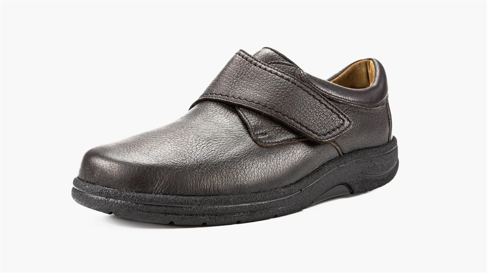 Der Schuh MARLON in Hirschleder espresso steht auf einem hellen Hintergrund und zeigt seine elegante Form und hochwertige Verarbeitung.