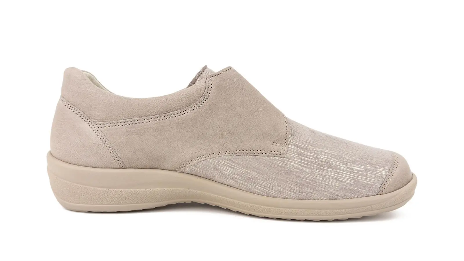 MURIEL LammBrush Stretch Schuhe in beige, Weite H, seitlich auf einem weißen Hintergrund positioniert.