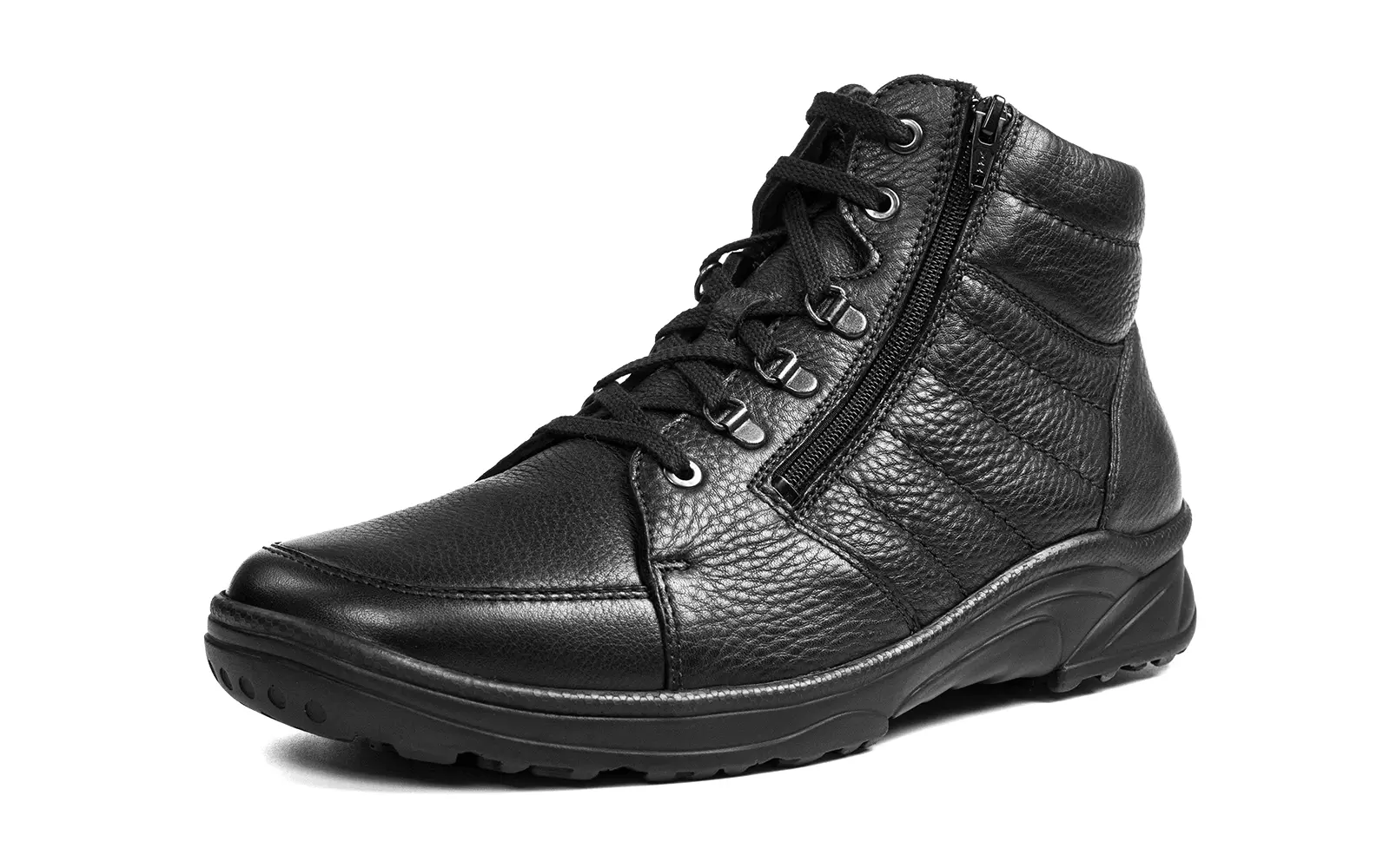 Der Schuh SAMUEL SoftCalf Lammfellfutter in schwarz steht elegant auf einem neutralen Hintergrund und präsentiert seine hochwertige Verarbeitung.