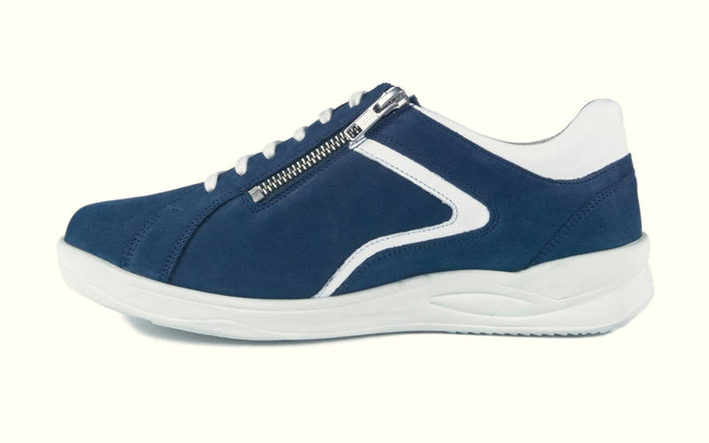 KAYA Nubuk+LammNappa in marine+weiß, seitliche Ansicht des bequemen Schuhs mit eleganter Kombination aus Nubuk- und Lammnappaleder.