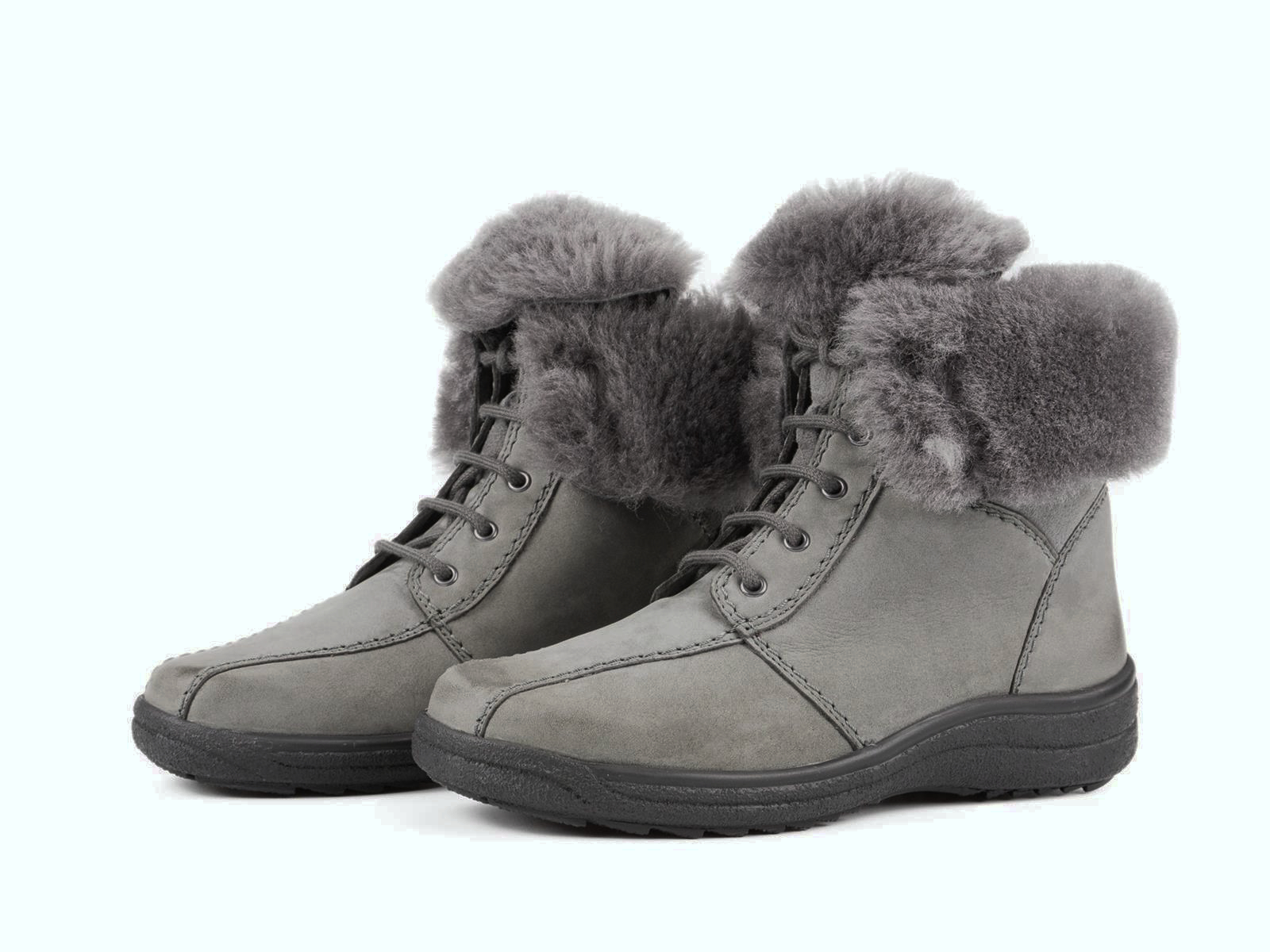 SALLY Schuh aus grauem Nubuk DoubleFace, seitlich positioniert, zeigt die weiche Oberfläche und elegantes Design.