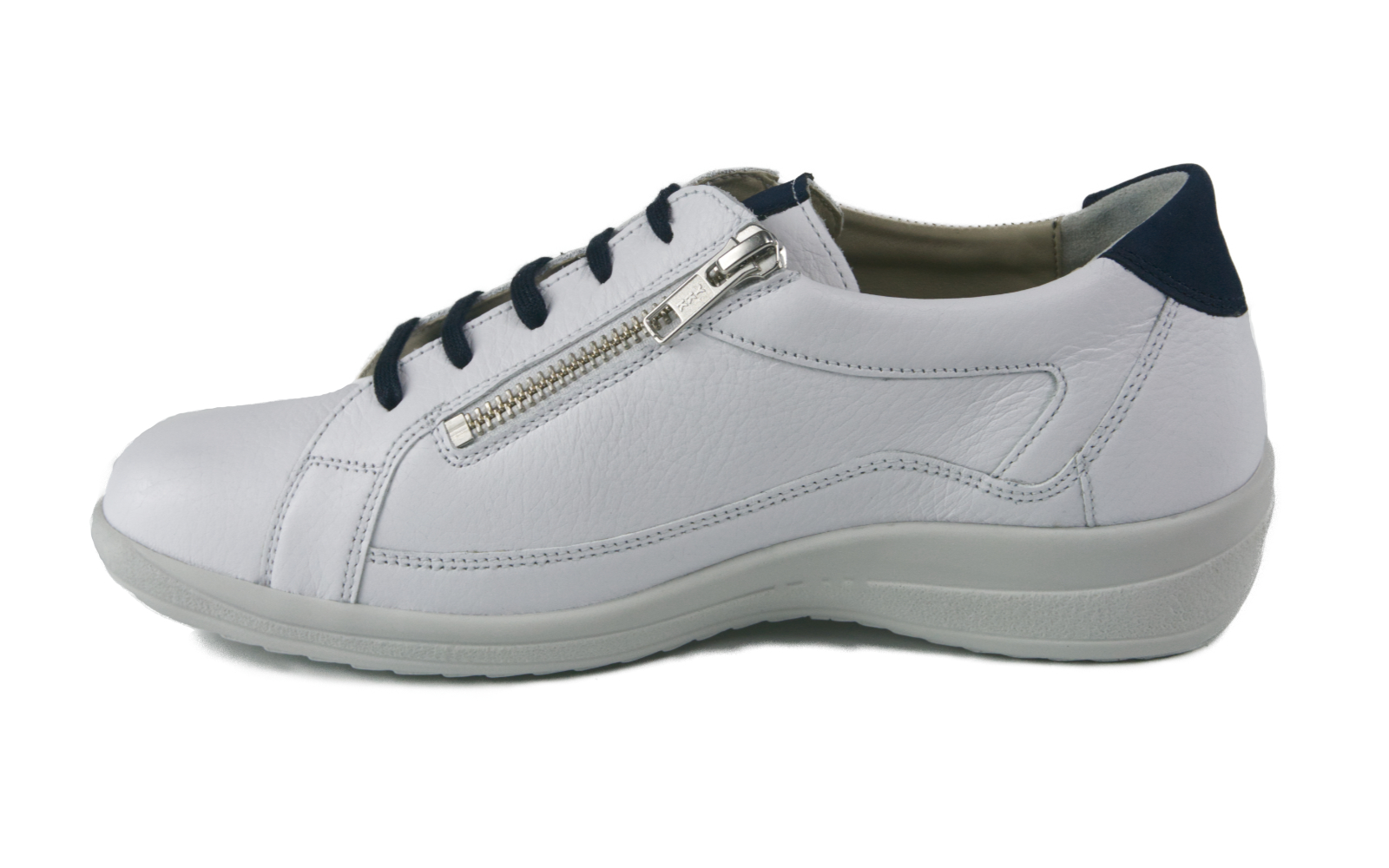 MARISSA NappaSoft+Nubuk Schuh in weiß und marine, seitliche Ansicht, auf einem neutralen Hintergrund präsentiert.