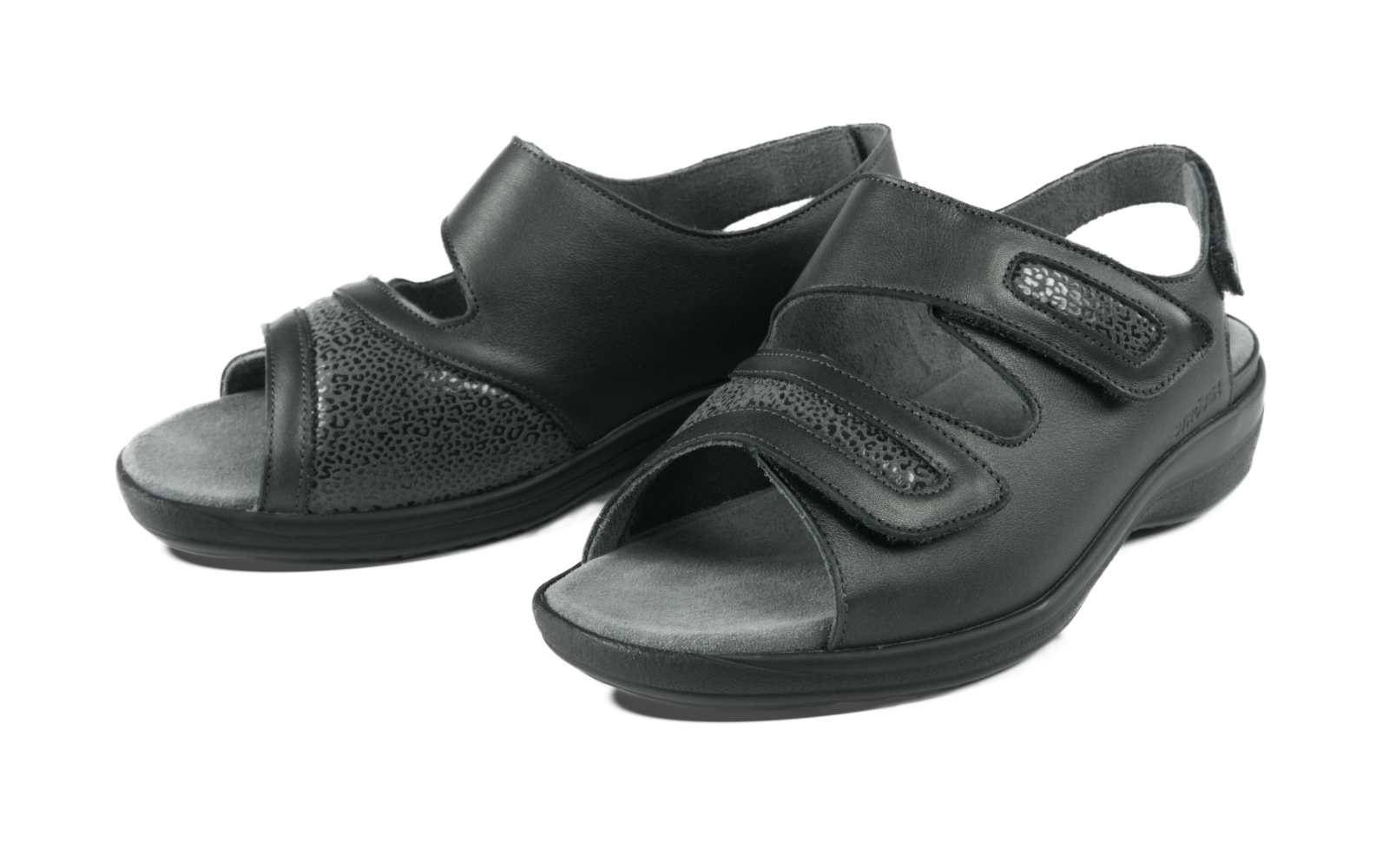 Der Schuh HENRIKE LammPerlato+StretchLeopard in anthrazit+grey steht auf einem weißen Hintergrund und zeigt eine elegante, modische Silhouette.