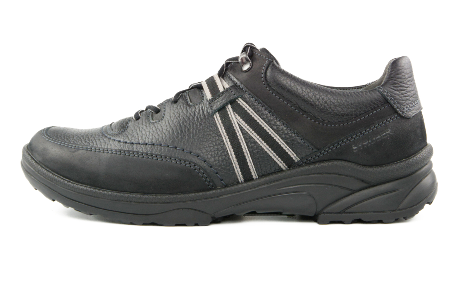 Der Schuh SAMIR Fettnubuk + SoftCalf in Schwarz zeigt eine seitliche Ansicht, mit einer schlanken Silhouette und hochwertiger Verarbeitung.