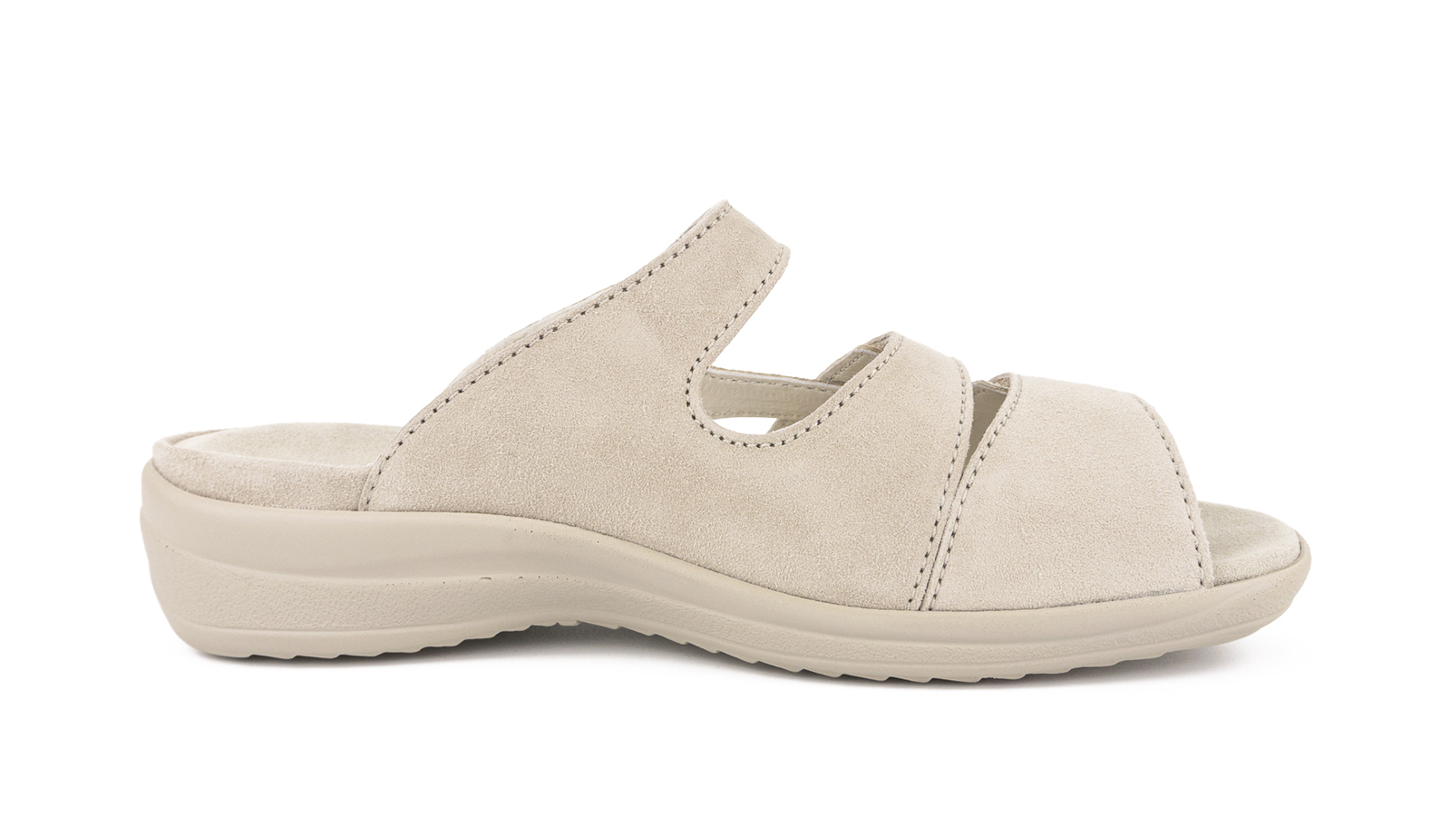 Der Schuh HELLA LammVelour in sand ist seitlich auf einem hellen Untergrund positioniert, mit weichem Veloursleder und eleganter Form.