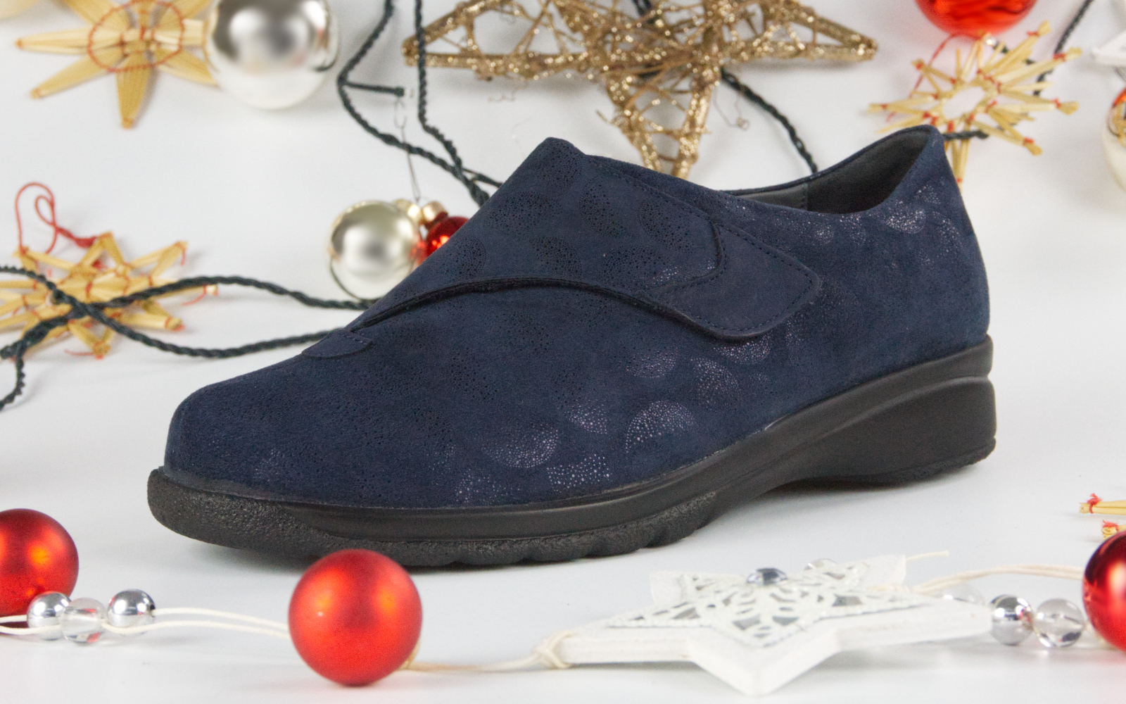 Der Schuh GIULIA, LammBedruckt in ocean, präsentiert sich elegant und stilvoll auf einem hellen Untergrund, ideal für jedes Outfit.