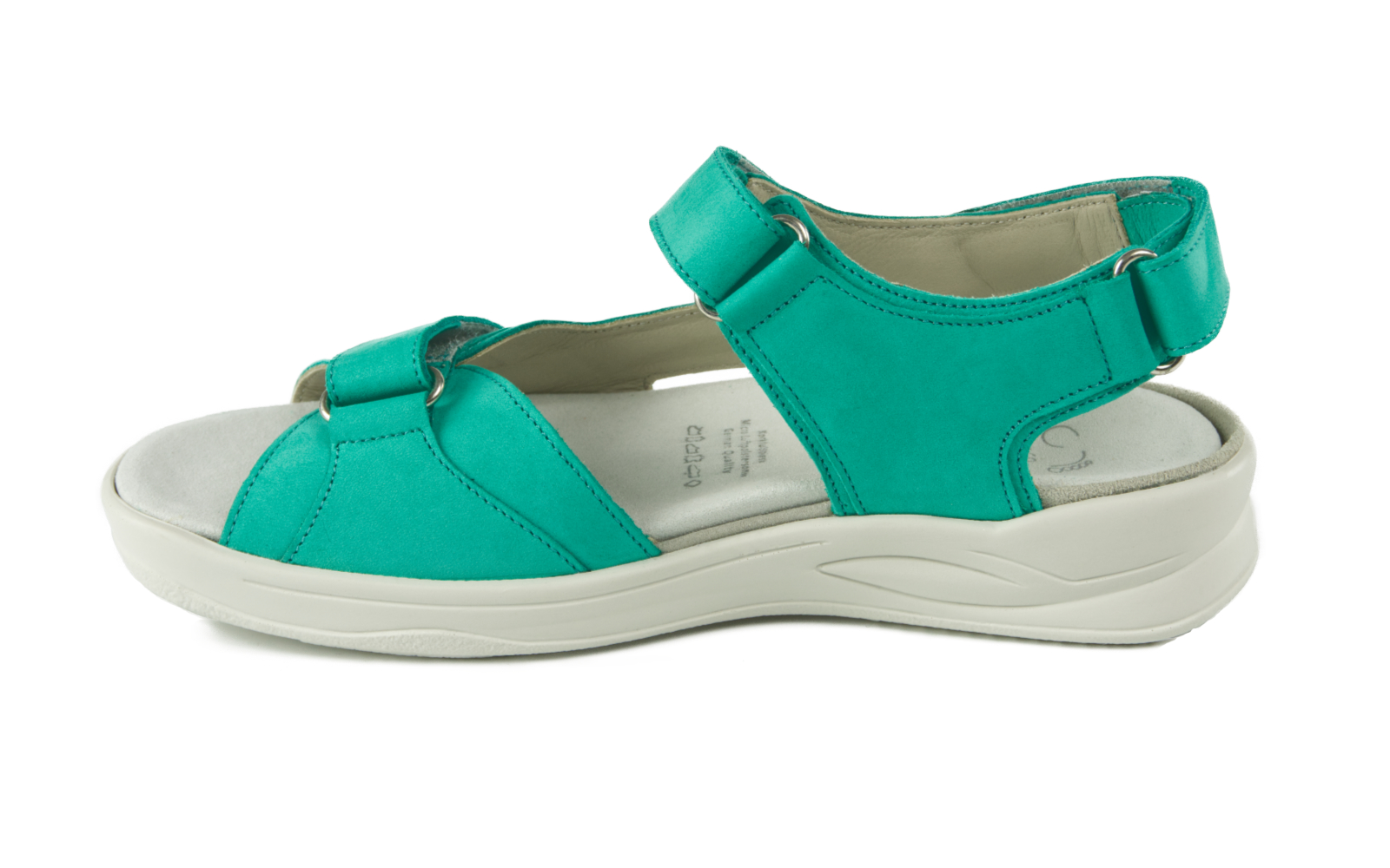 Der KASSANDRA Nubuk Schuh in grün, seitlich positioniert auf einem hellen Untergrund, zeigt sein elegantes Design und die bequeme Passform.