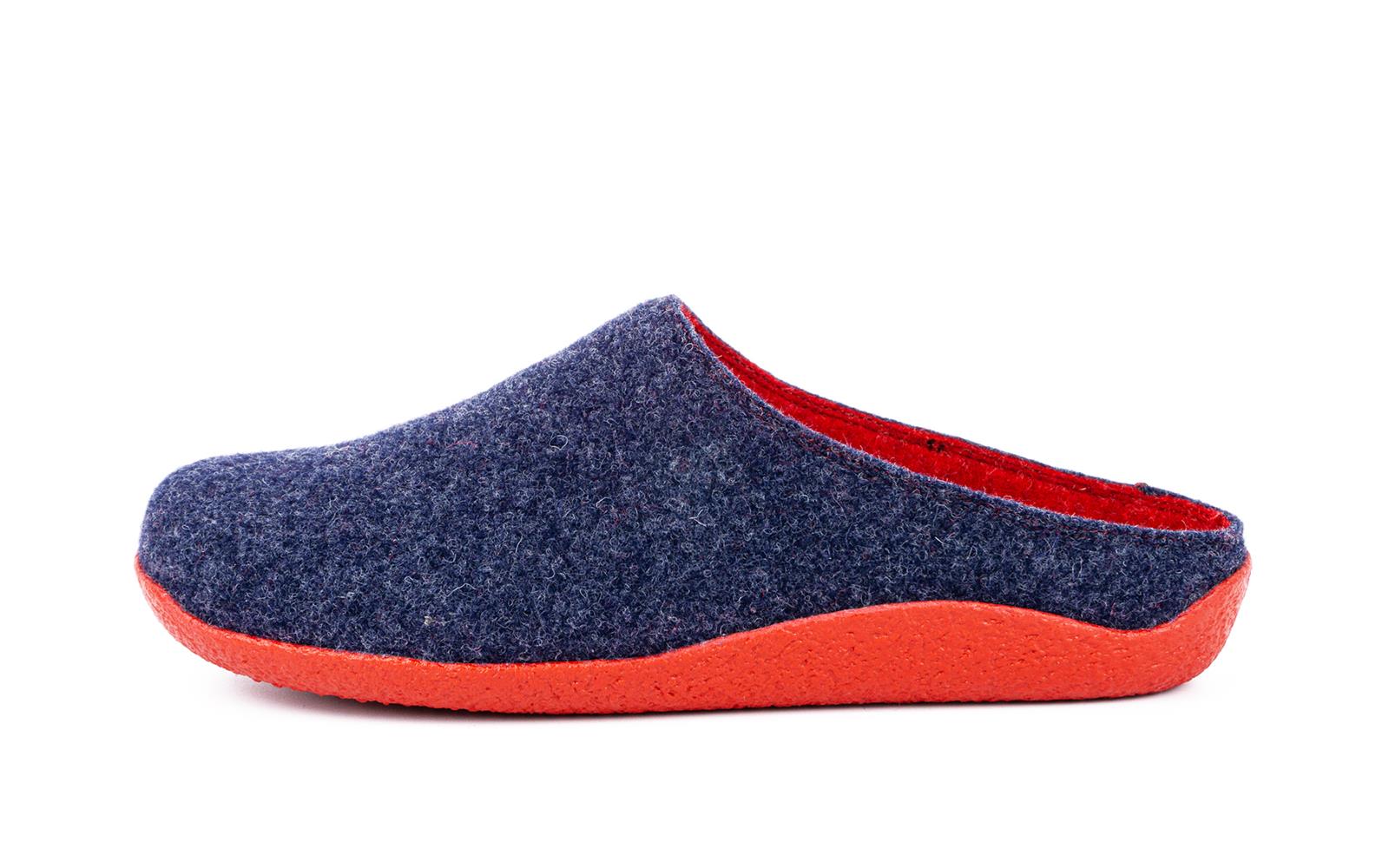 Bequeme VERENA Filzschuhe in Jeansfarbe, seitlich auf einem hellen Untergrund positioniert.