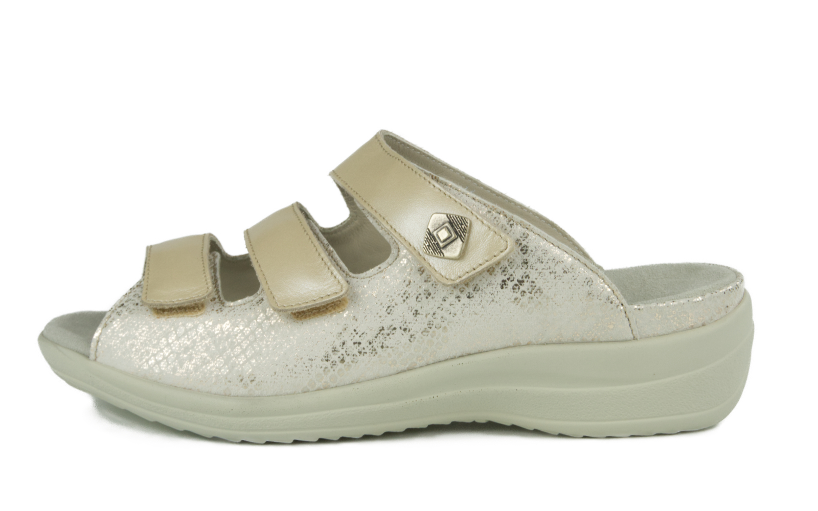 HELENA Perlato+LammVelour in puder+porzellan, elegant auf einem hellen Hintergrund positioniert, zeigt das geschmackvolle Design.