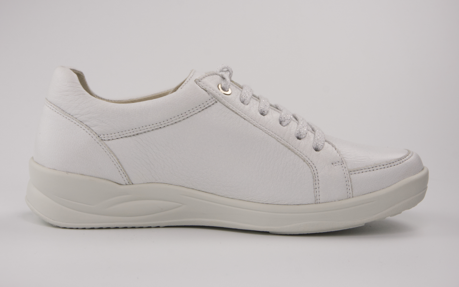 Eleganter KORDULA Hirsch Schuh in Weiß, seitlich positioniert, mit feinem Leder und schickem Design für höchsten Tragekomfort.