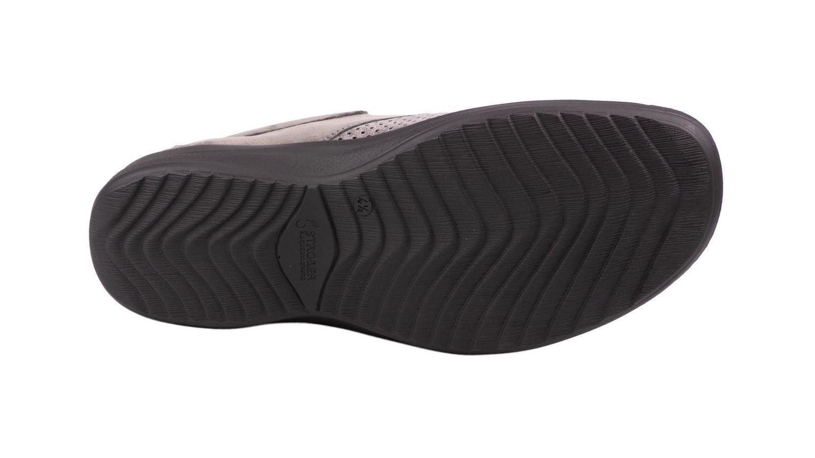 MARTA Nubuk-Stretch in grau-canna, seitlich auf einem hellen Untergrund positioniert.