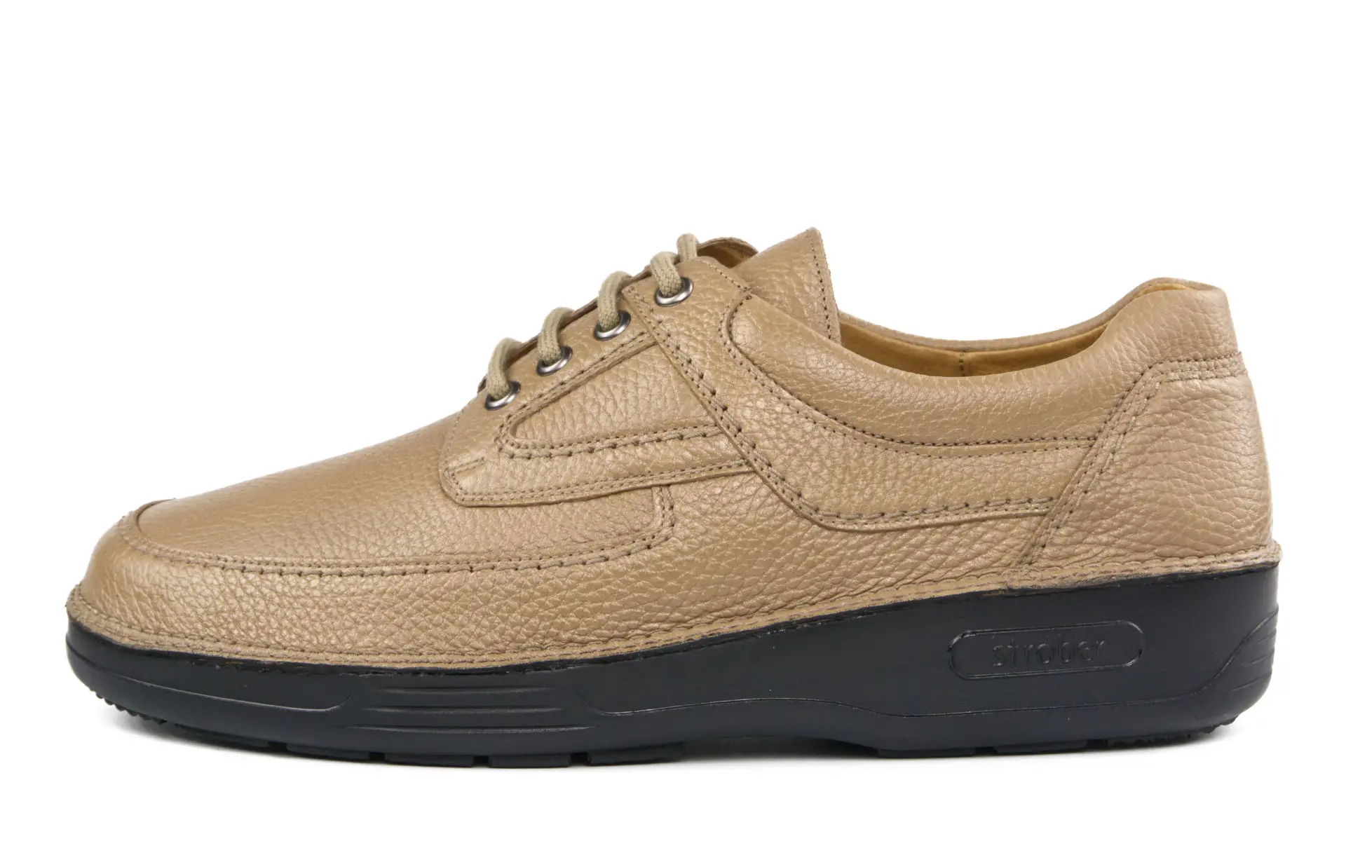Der BERND SoftCalf Schuh in kiesel liegt elegant auf einem hellen Untergrund und zeigt seine weiche Oberfläche und die stilvolle Form.