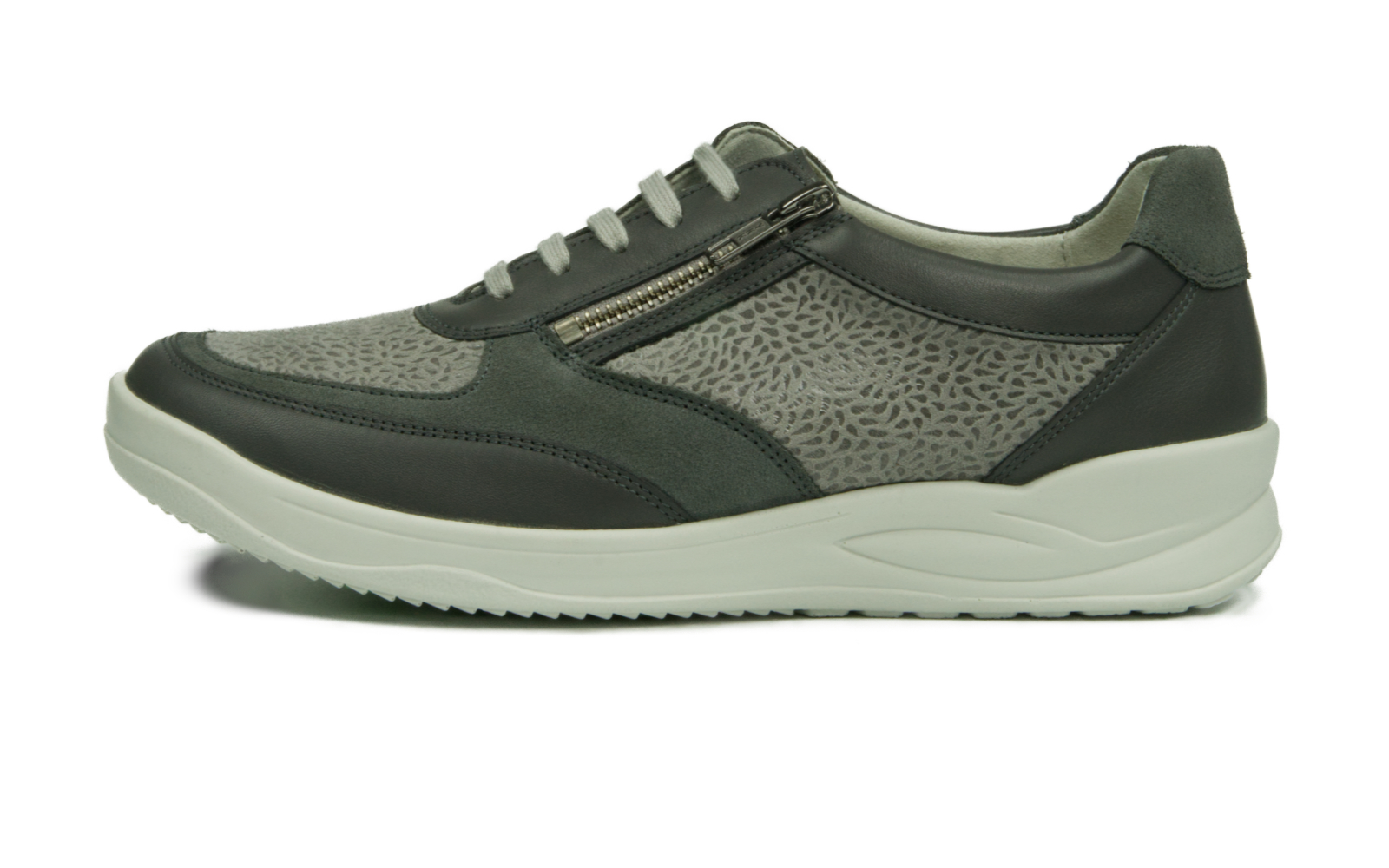 KORA Nappa+StretchDrop in graphit KORA Nappa +StretchDrop in graphit, seitlich auf einem hellen Untergrund präsentiert, zeigt die elegante Form und hochwertige Verarbeitung.