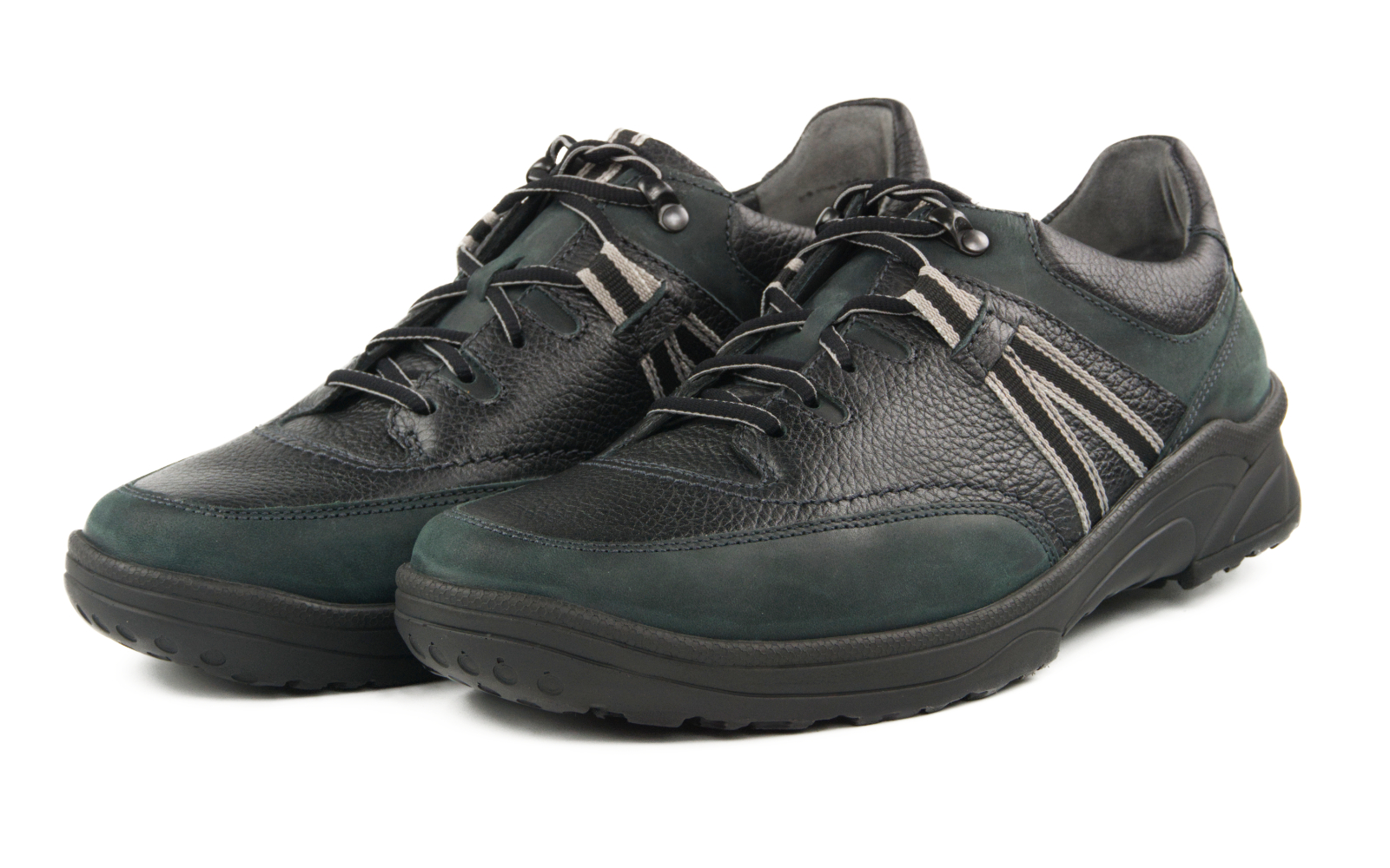 Schwarz gefärbte SAMIR Fettnubuk + SoftCalf Schuhe seitlich auf einem schlichten Hintergrund präsentiert.