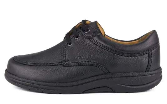 Der schwarze MAURO Hirsch Schuh in Weite K/M ist seitlich auf einem weißen Hintergrund abgebildet, mit einem eleganten und modernen Design.