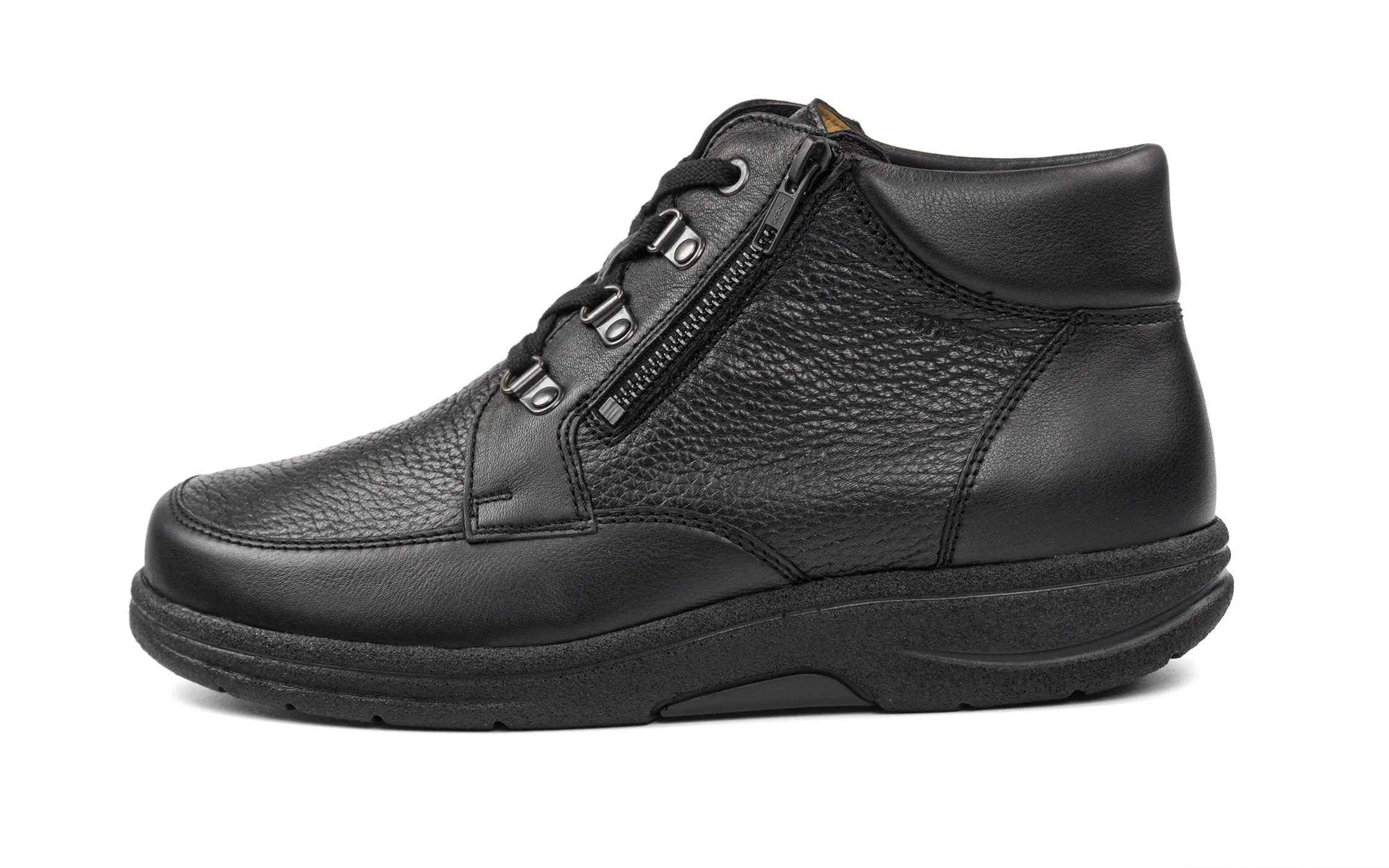Schwarze MINO NappaSoft plus Hirschleder Schuhe, elegant positioniert auf einem neutralen Hintergrund.