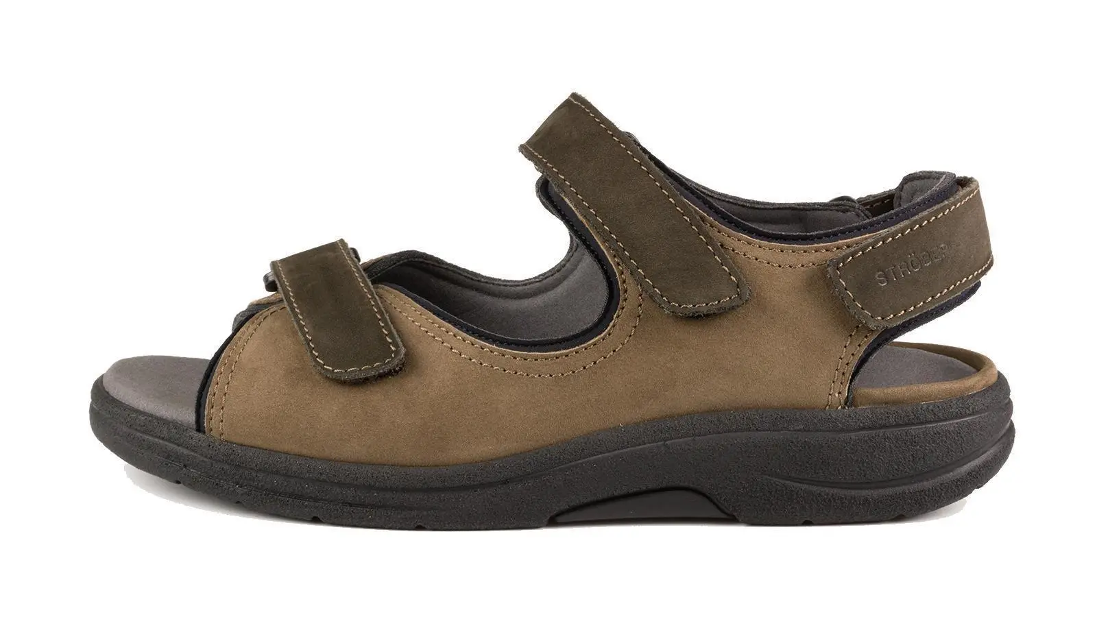 Der Schuh MATTHIAS aus Nubuk-Neopren in torf-cafe steht auf einem hellen Untergrund, im Fokus des Bildes, mit einer eleganten Silhouette.