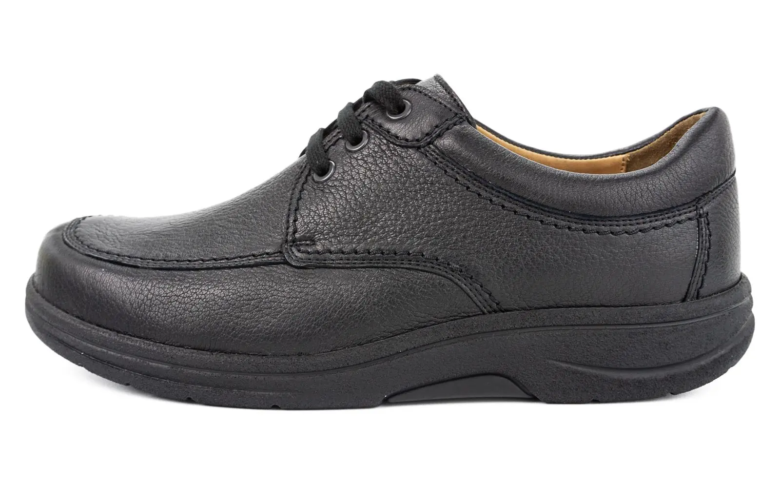 Der schwarze MAURO Hirsch NappaSoft Schuh steht elegant auf einem weißen Hintergrund und präsentiert seine hochwertige Verarbeitung und zeitloses Design.