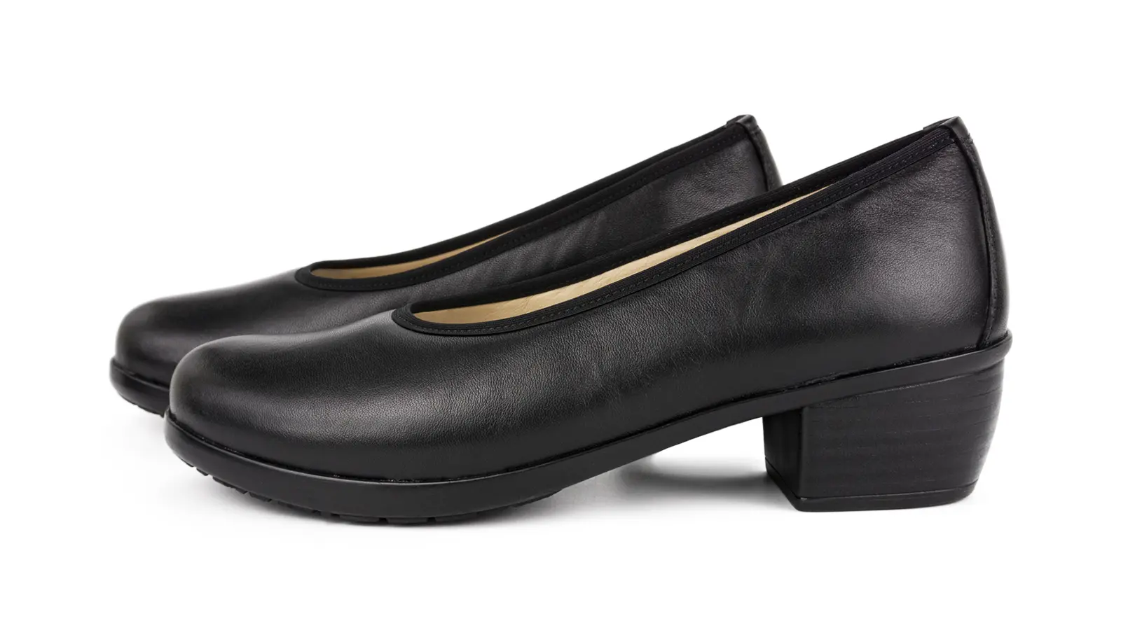 Elegante schwarze JASMIN Schuhe aus weichem LammNappa, seitlich positioniert auf einem neutralen Hintergrund.