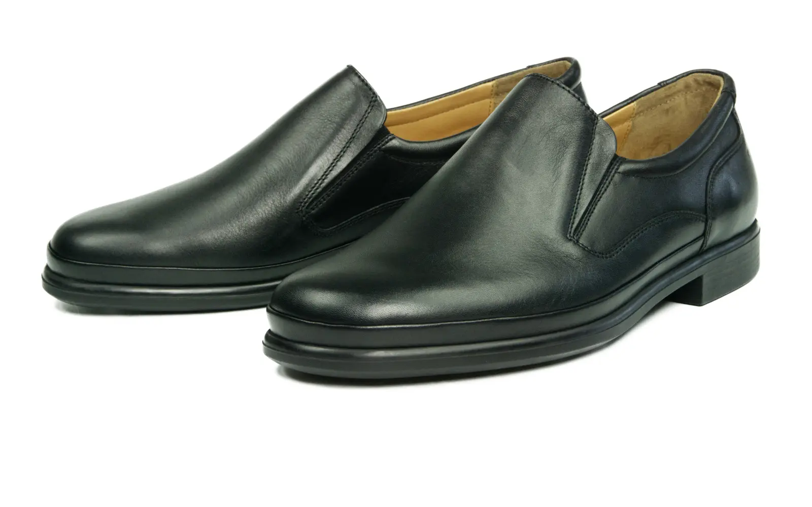 Der schwarze ERICH Nappa Schuh ist elegant und klassisch, perfekt platziert auf einem runden Tisch, vor einem neutralen Hintergrund.