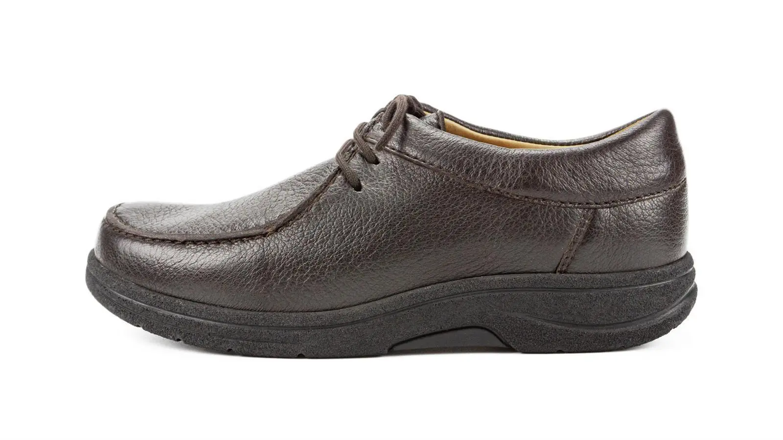 Der Schuh MELVIN aus Hirschleder in Espresso-Farbe, Weite K/M, auf einem neutralen Hintergrund, von der Seite abgebildet.