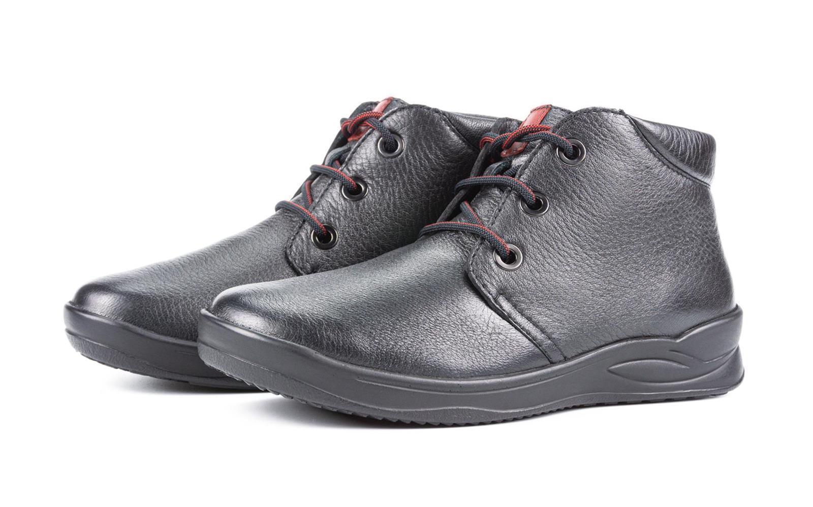 Schwarze KALINA Schuhe aus Hirsch Nappa mit Lederfutter, seitlich auf weißem Hintergrund positioniert.