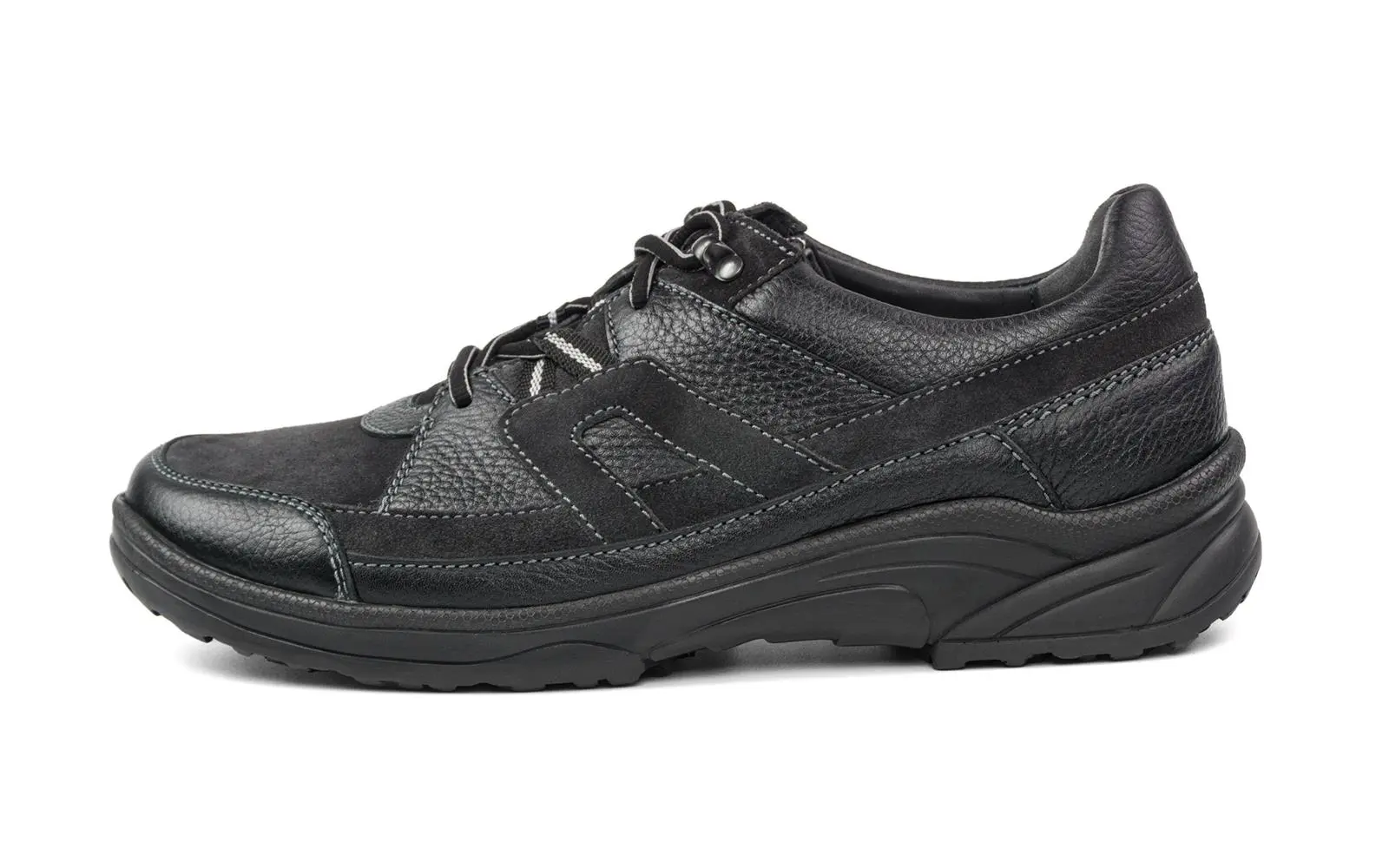 Schwarze SAMSON Velours Schuhe in der Mitte des Bildes, auf einem neutralen Hintergrund präsentiert. Hochwertige Verarbeitung und elegantes Design.