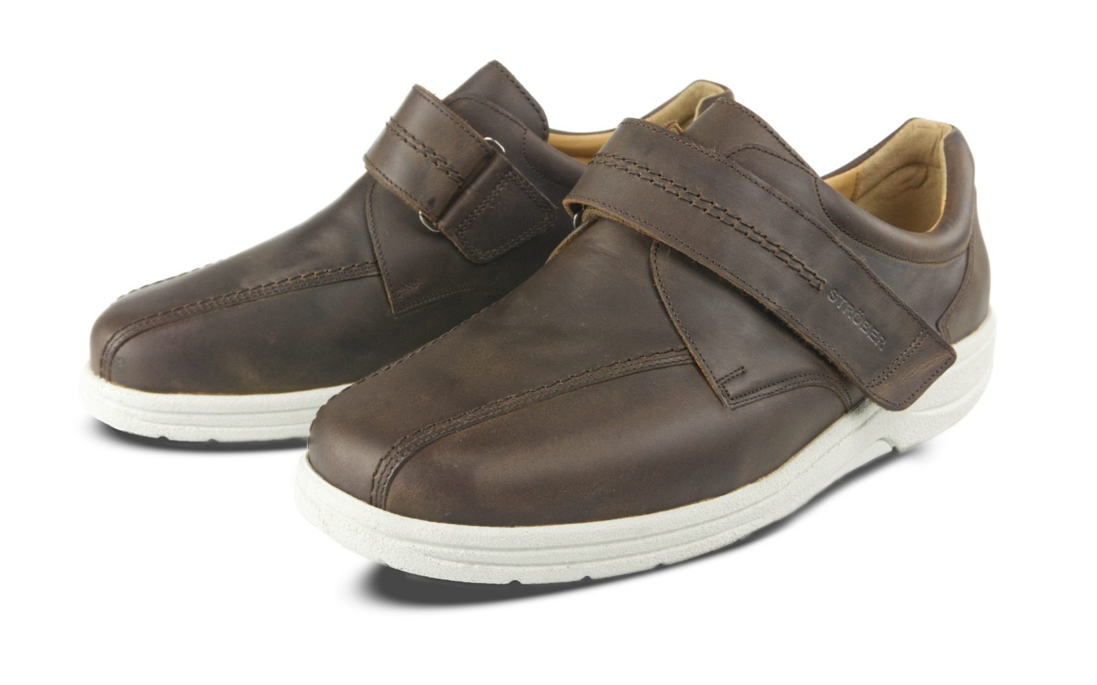 Der MOJO Nubuk Schuh in Ebony steht auf einem hellen Untergrund, seine elegante Nubuk-Oberfläche und die bequeme Form sind gut sichtbar.