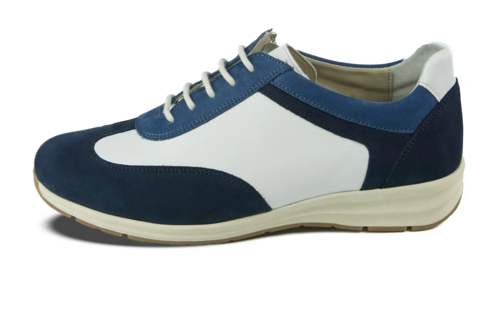Der Schuh CLEO Nappa+Nubuk in weiß, marine und jeans ist seitlich positioniert und zeigt eine elegante Kombination aus Farb- und Materialvielfalt.