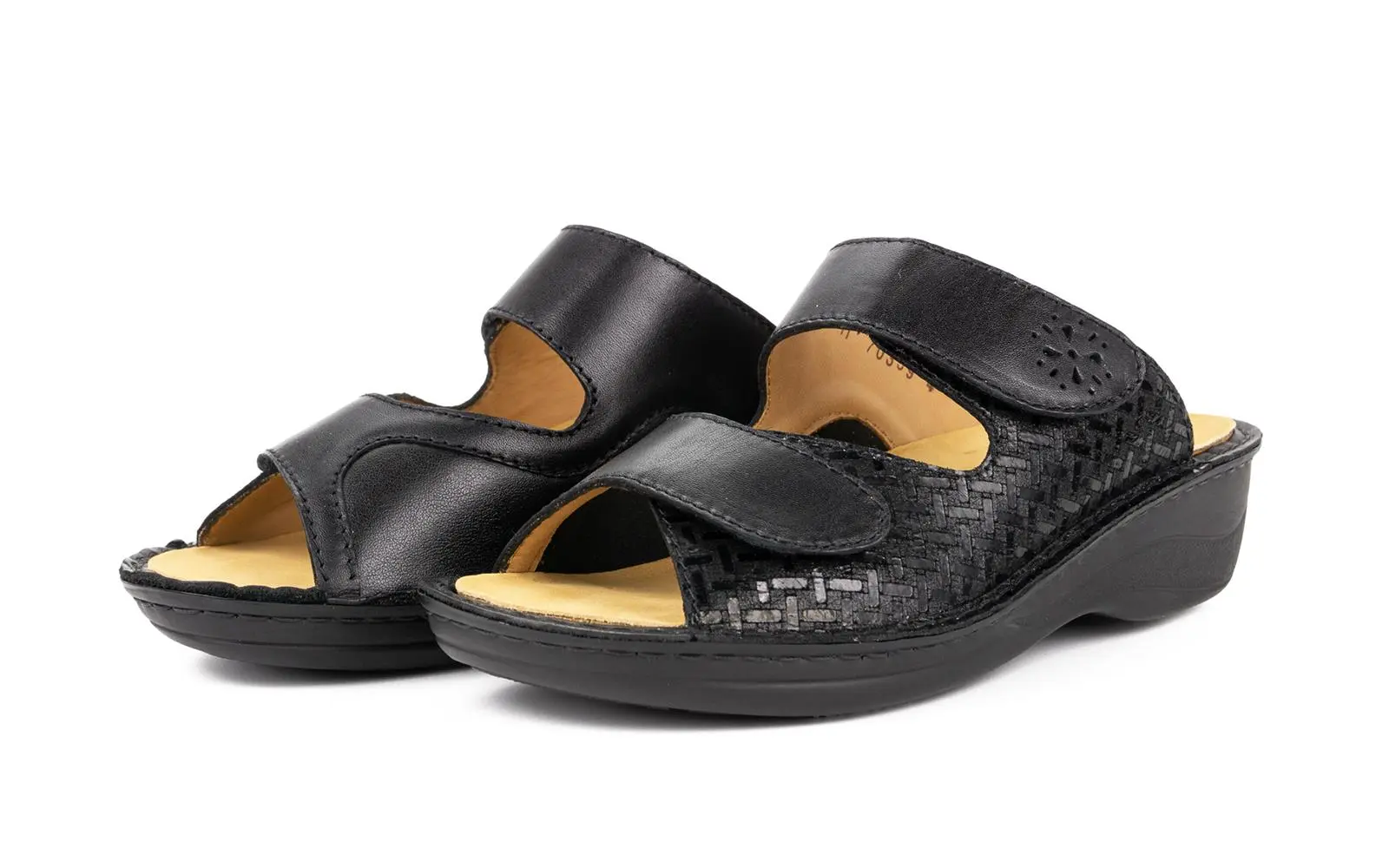 Der schwarze INA StretchNappa VelCross Schuh mit Anti-Rutsch-Pads steht im Vordergrund, auf einen neutralen Hintergrund platziert, um die Details hervorzuheben.