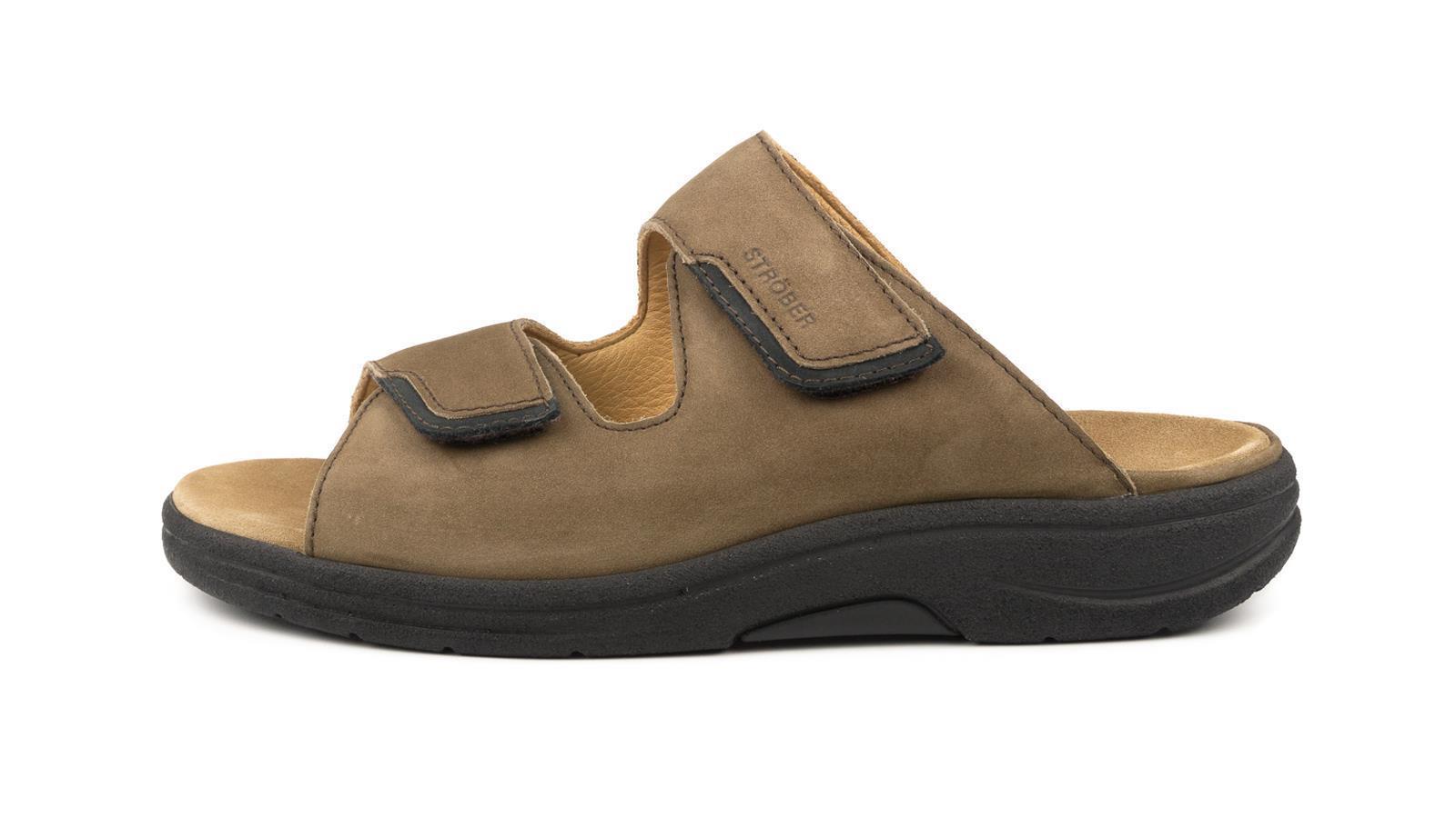 Der Schuh MORITZ aus Nubukleder in torf steht seitlich und zeigt seine weiche, luxuriöse Textur und die robuste Sohle.