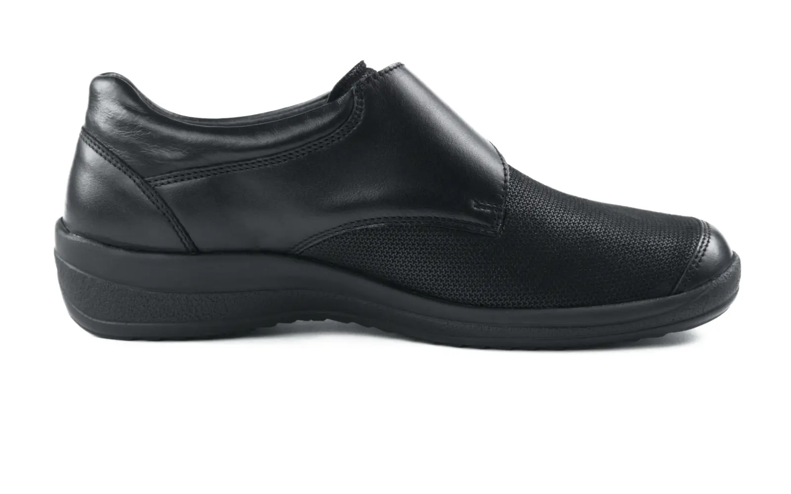 Schwarze MURIEL Nappa + Stretch Schuhe elegant auf einem neutralen Hintergrund platziert, zeigen das geschmeidige Material und die modische Silhouette.