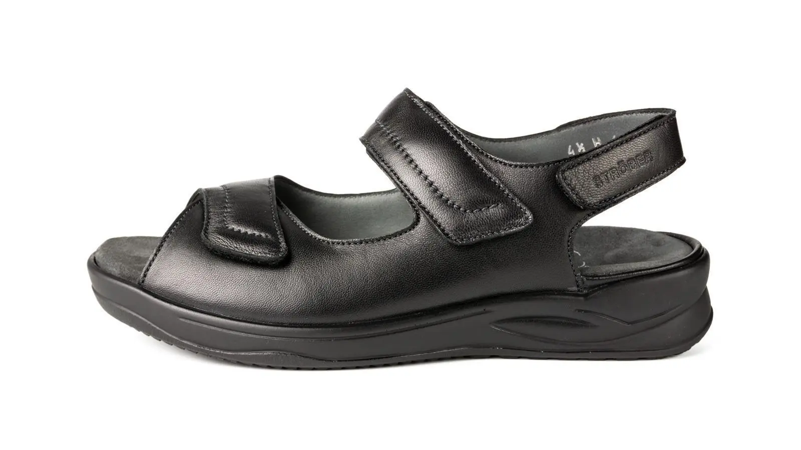 Schwarze KIRA Schuhe aus LammNappa, seitlich auf einem weißen Untergrund präsentiert, zeigen ihr elegantes Design und die hochwertige Verarbeitung.
