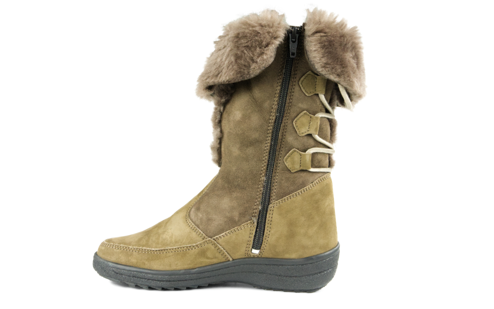 Ein Paar SANDY Nubuk + DoubleFace Schuhe in torf, seitlich auf einem hellen Untergrund positioniert, zeigen ihre hochwertige Verarbeitung.