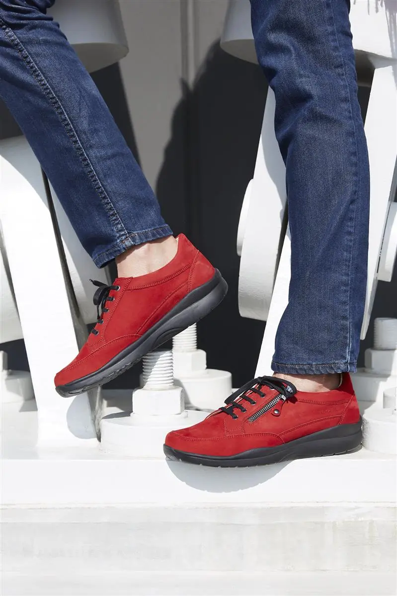 YUI Nubuk Schuhe in Rot, seitliche Ansicht auf hellem Untergrund, mit feinen Details und stilvollem Design.